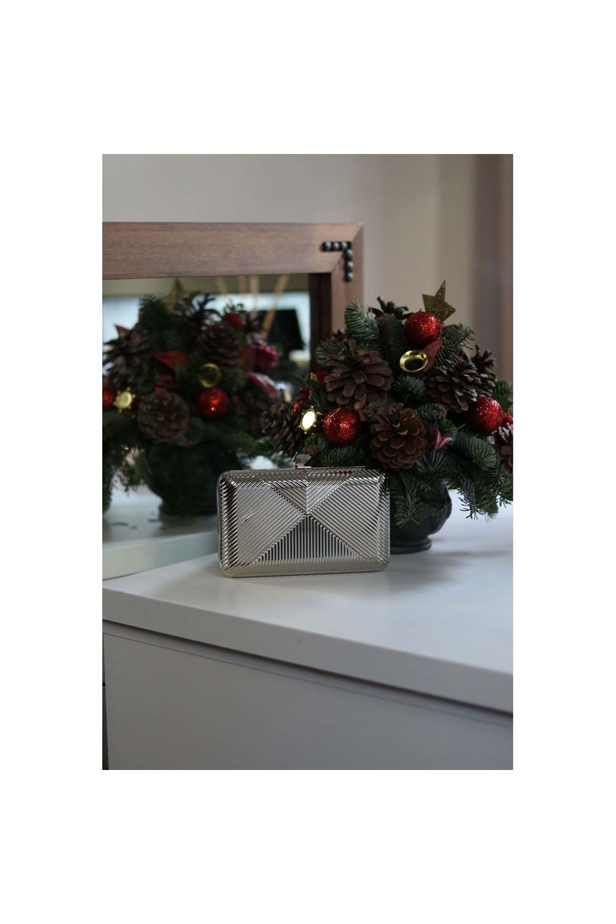 Kadın Gümüş Metal Zincir Askılı Abiye Çanta