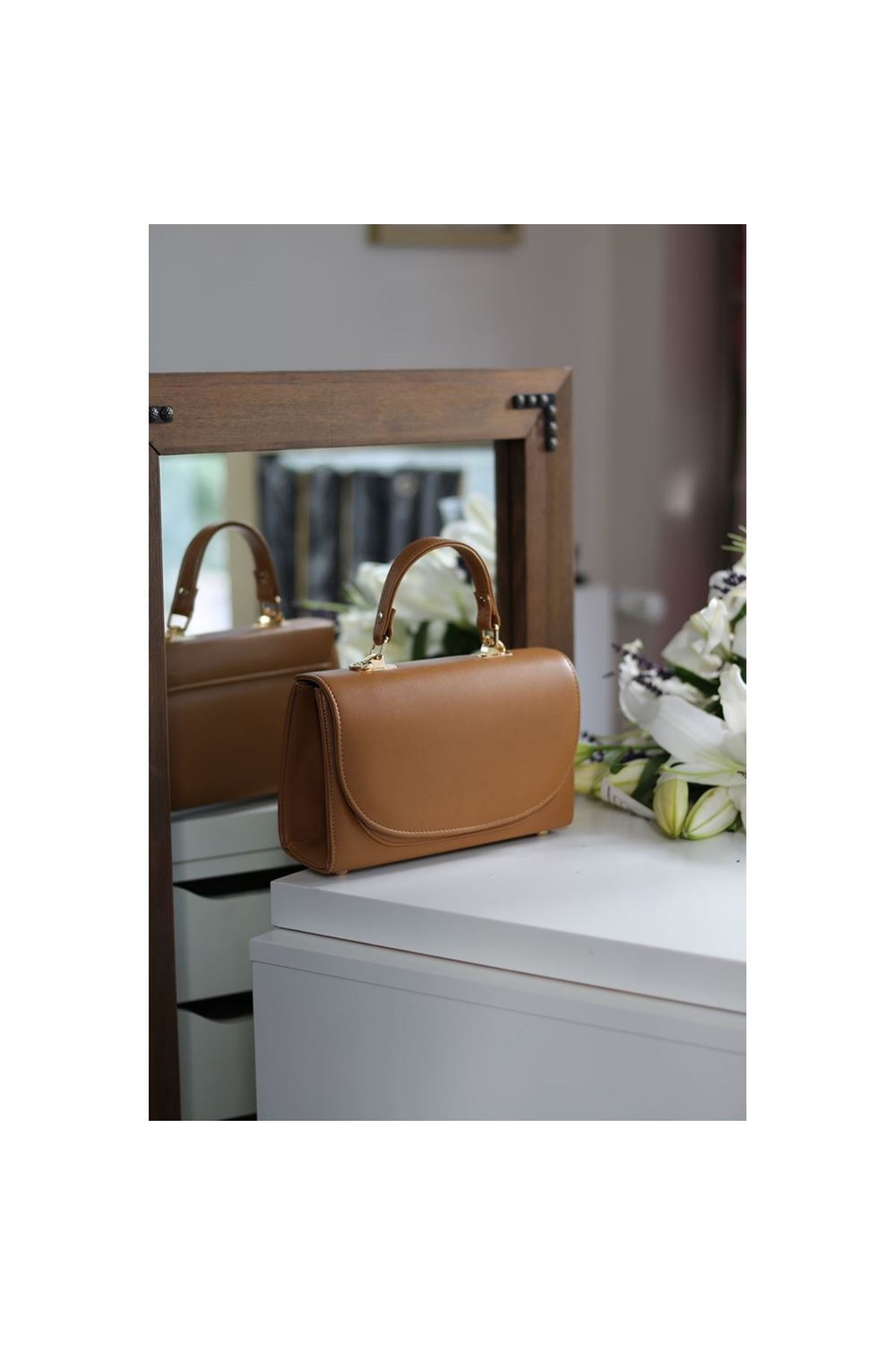 Kadın Karamel Oval Kapak Detaylı Askılı Omuz Çantası
