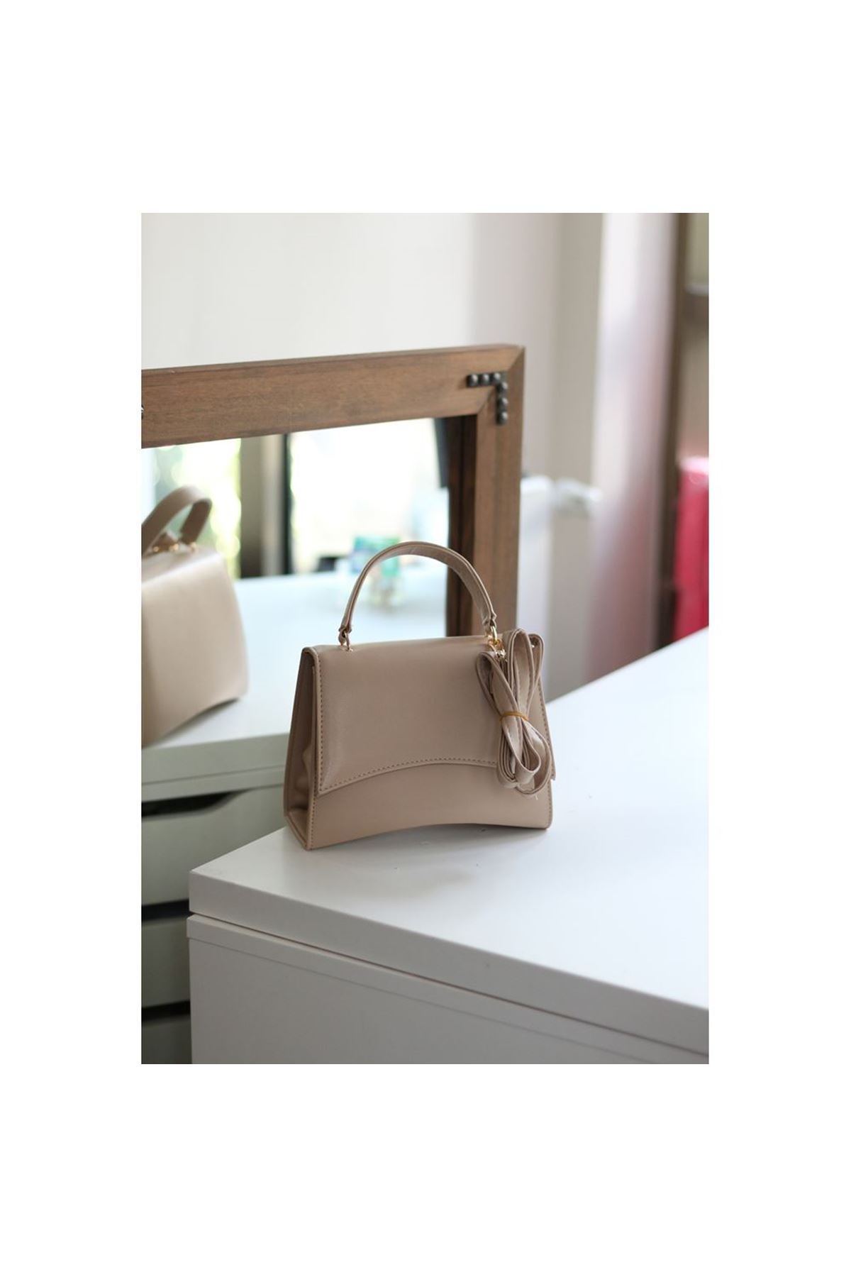 Kadın Bej Geniş Kapak Detaylı Omuz Çantası