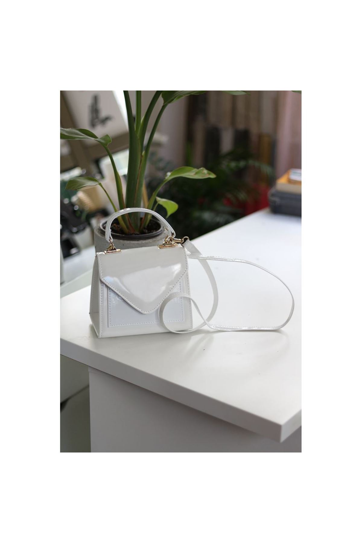 Kadın Beyaz Rugan Kapak Detaylı Askılı Omuz Çantası