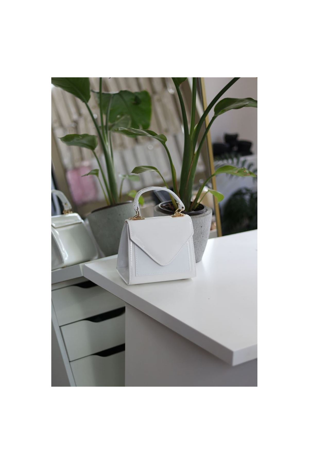 Kadın Beyaz Rugan Kapak Detaylı Askılı Omuz Çantası