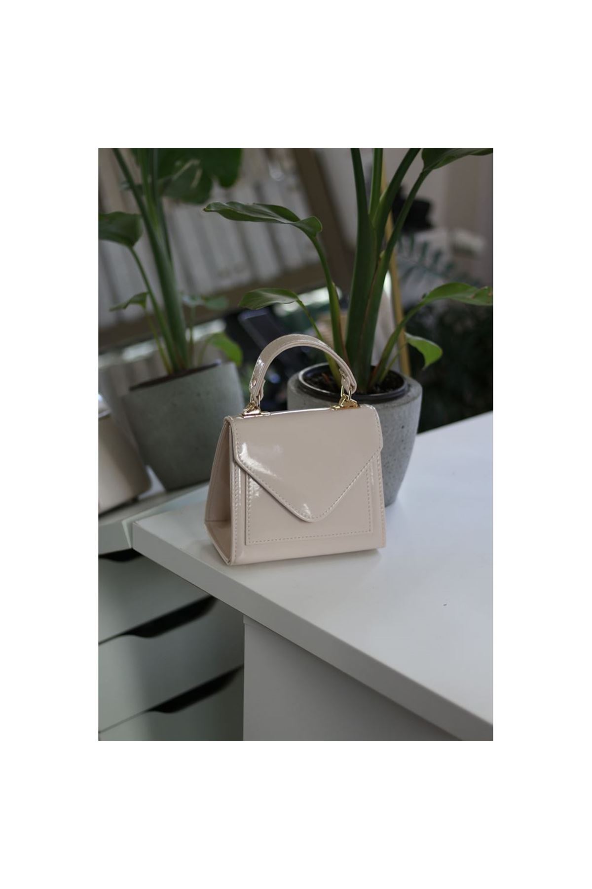 Kadın Krem Rugan Kapak Detaylı Askılı Omuz Çantası