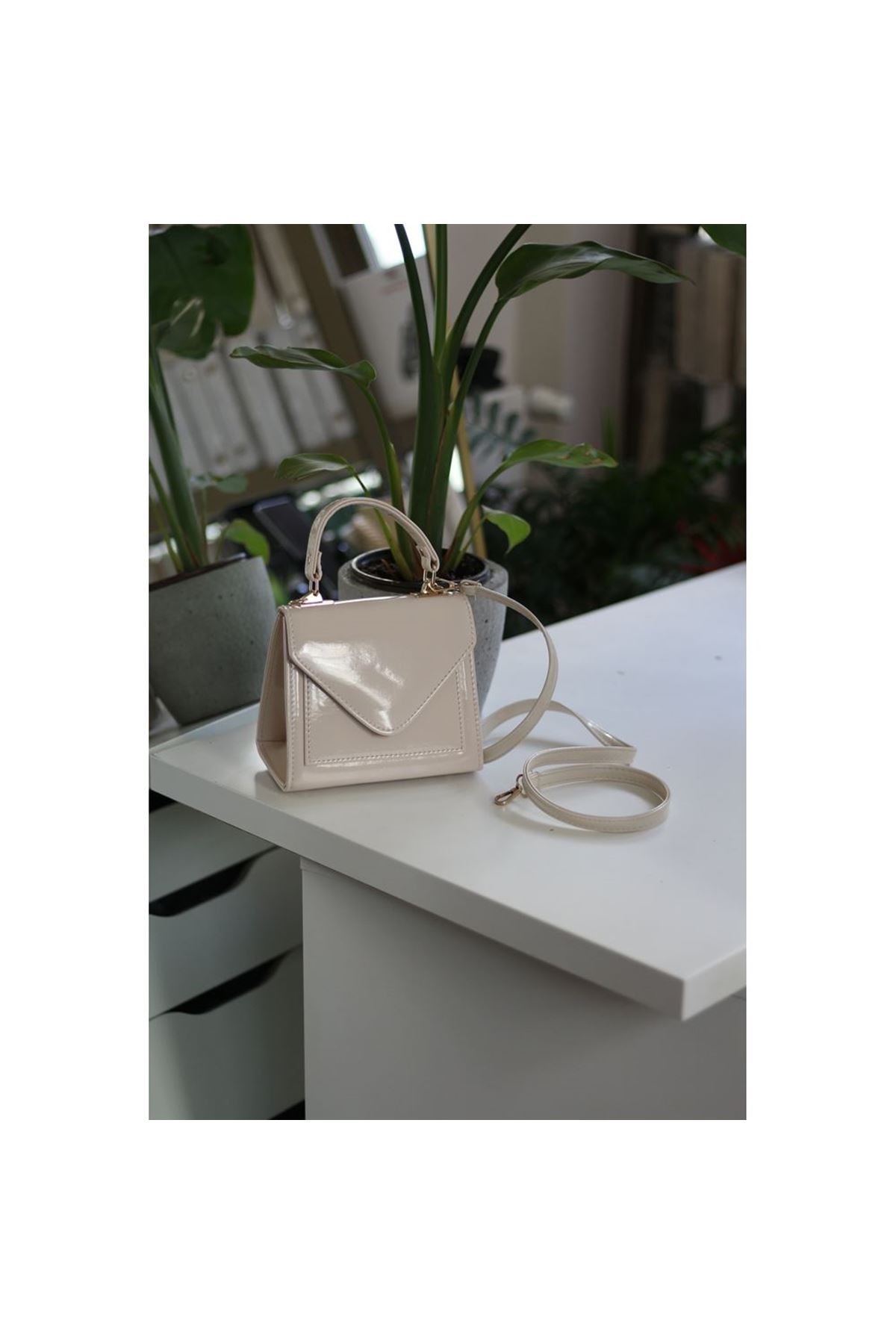 Kadın Krem Rugan Kapak Detaylı Askılı Omuz Çantası