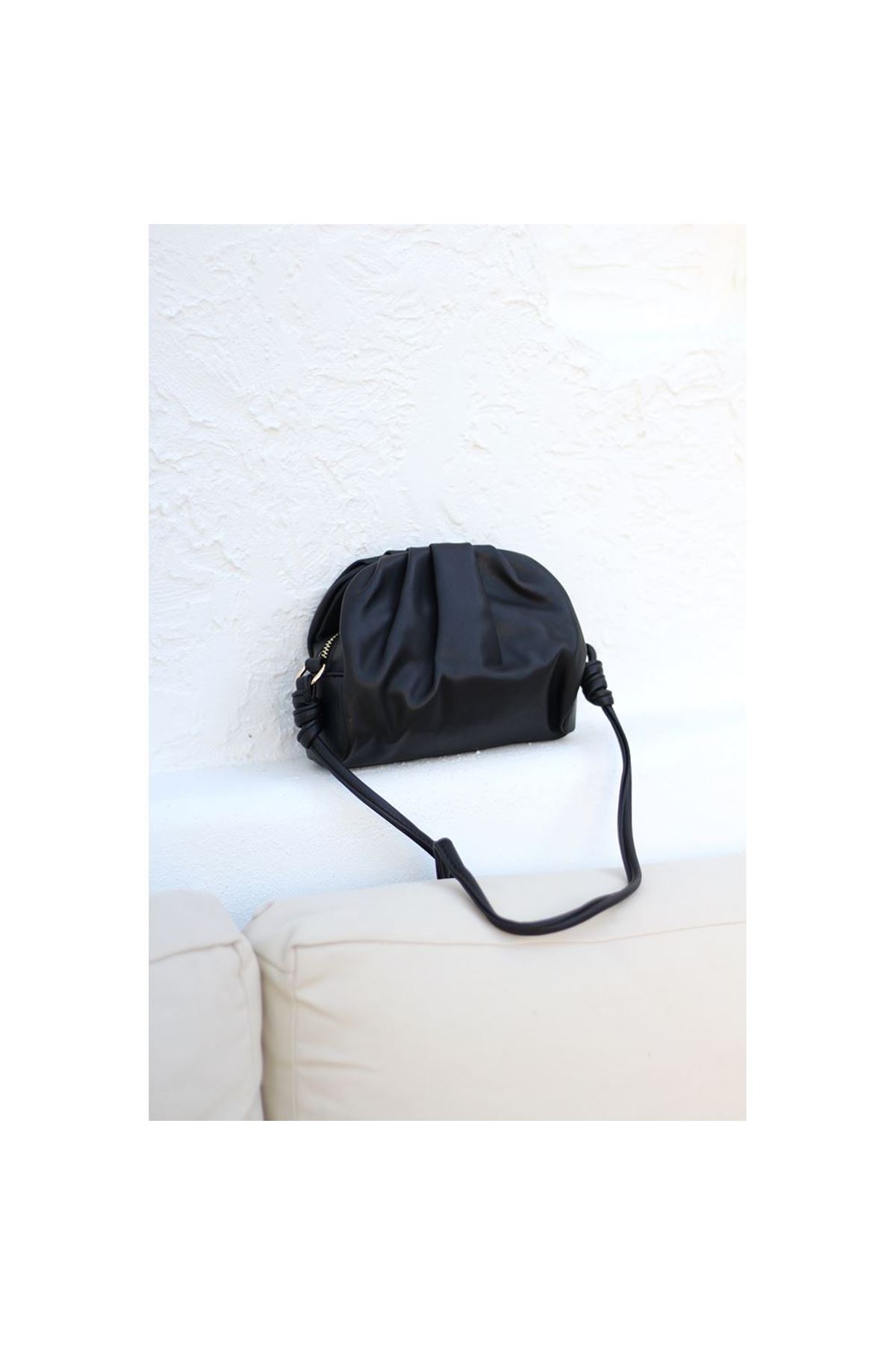 Kadın Siyah Yumuşak Pileli Omuz Çantası