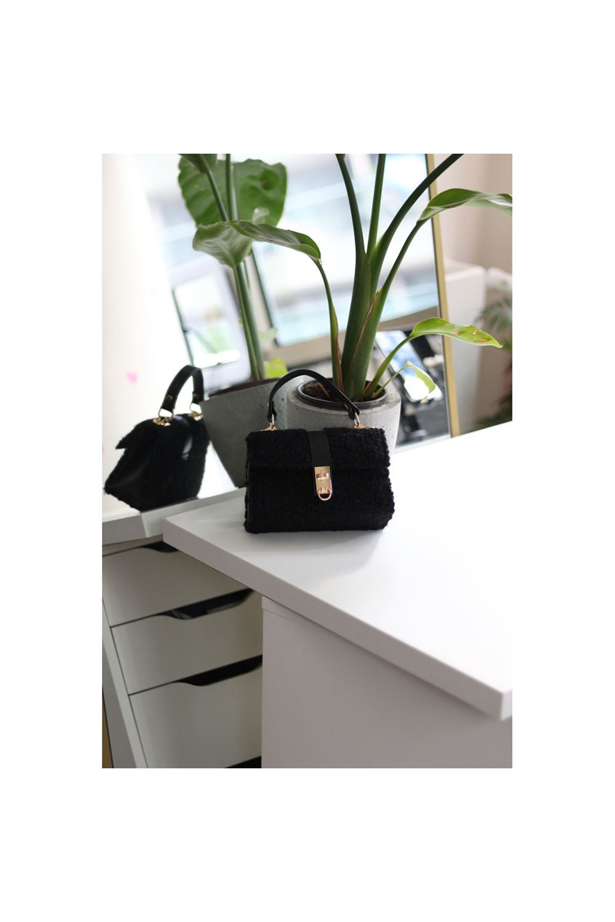 Kadın Siyah Peluş Toka Detaylı Zincirli El Omuz Çantası