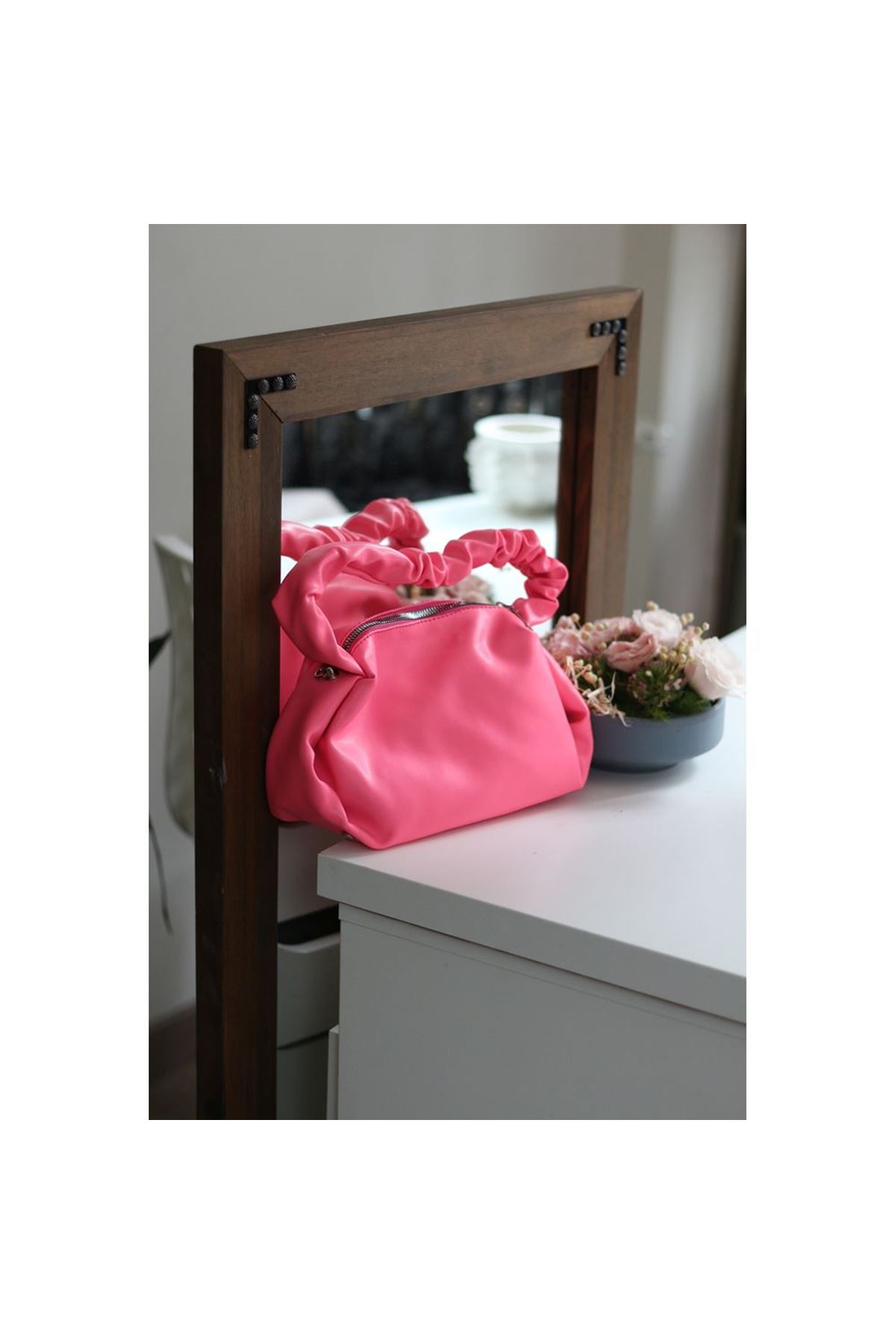 Kadın Şeker Pembesi Büzgü Saplı Yumuşak Askılı Omuz Çantası