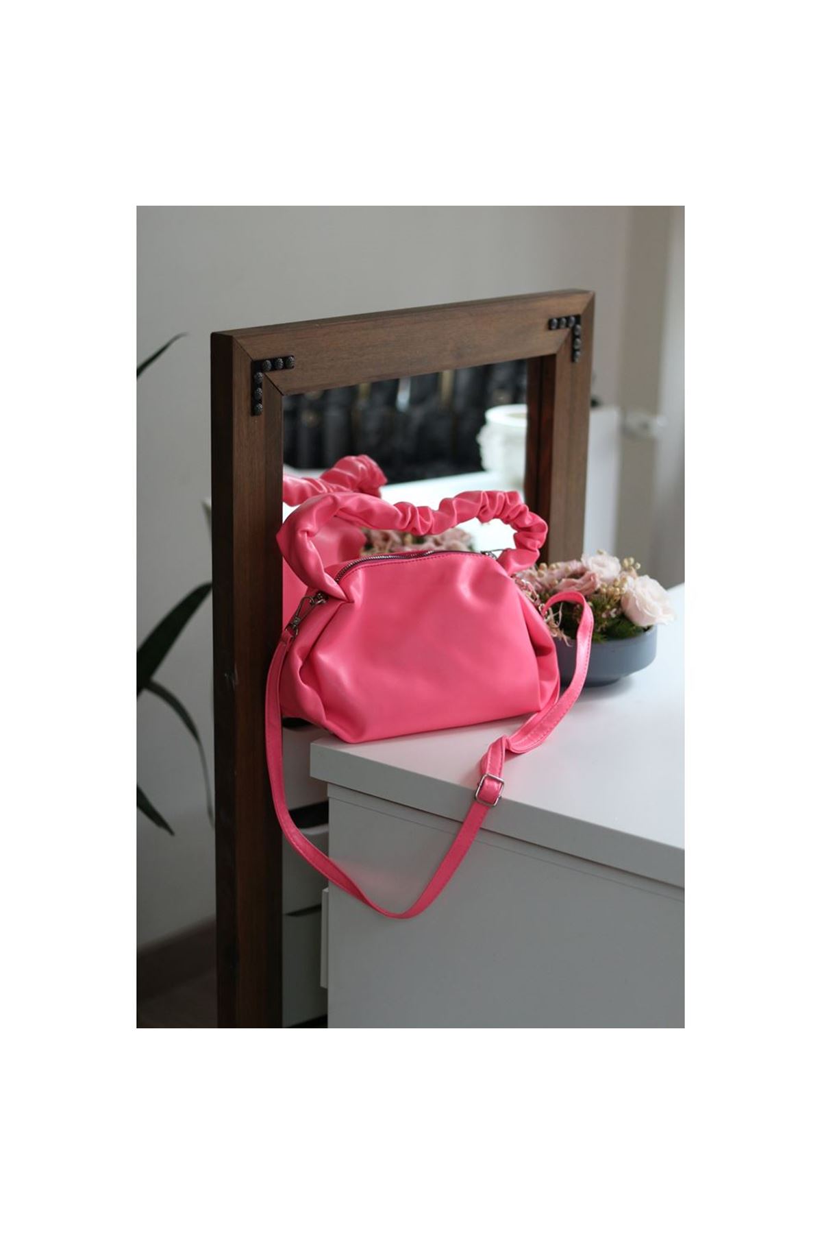 Kadın Şeker Pembesi Büzgü Saplı Yumuşak Askılı Omuz Çantası