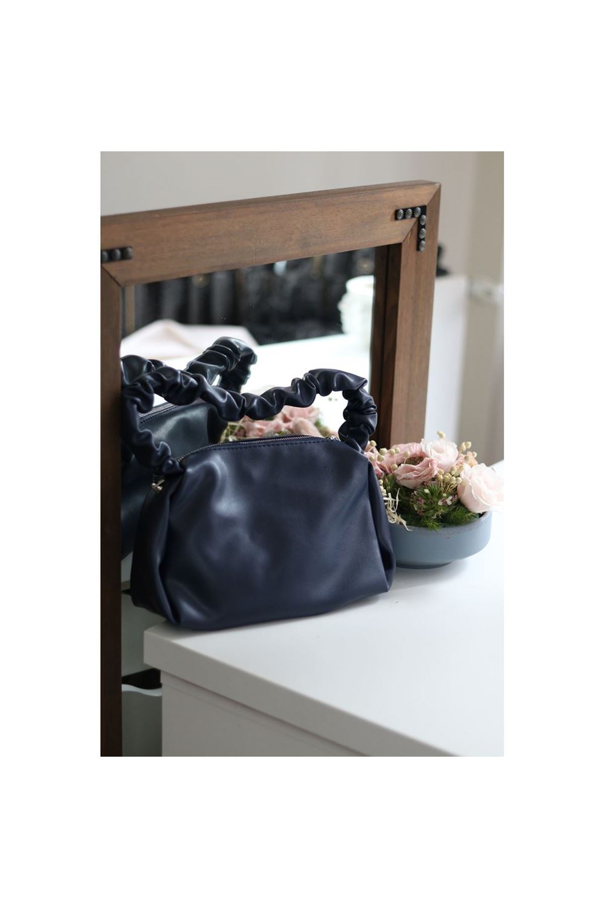 Kadın Lacivert Büzgü Saplı Yumuşak Askılı Omuz Çantası