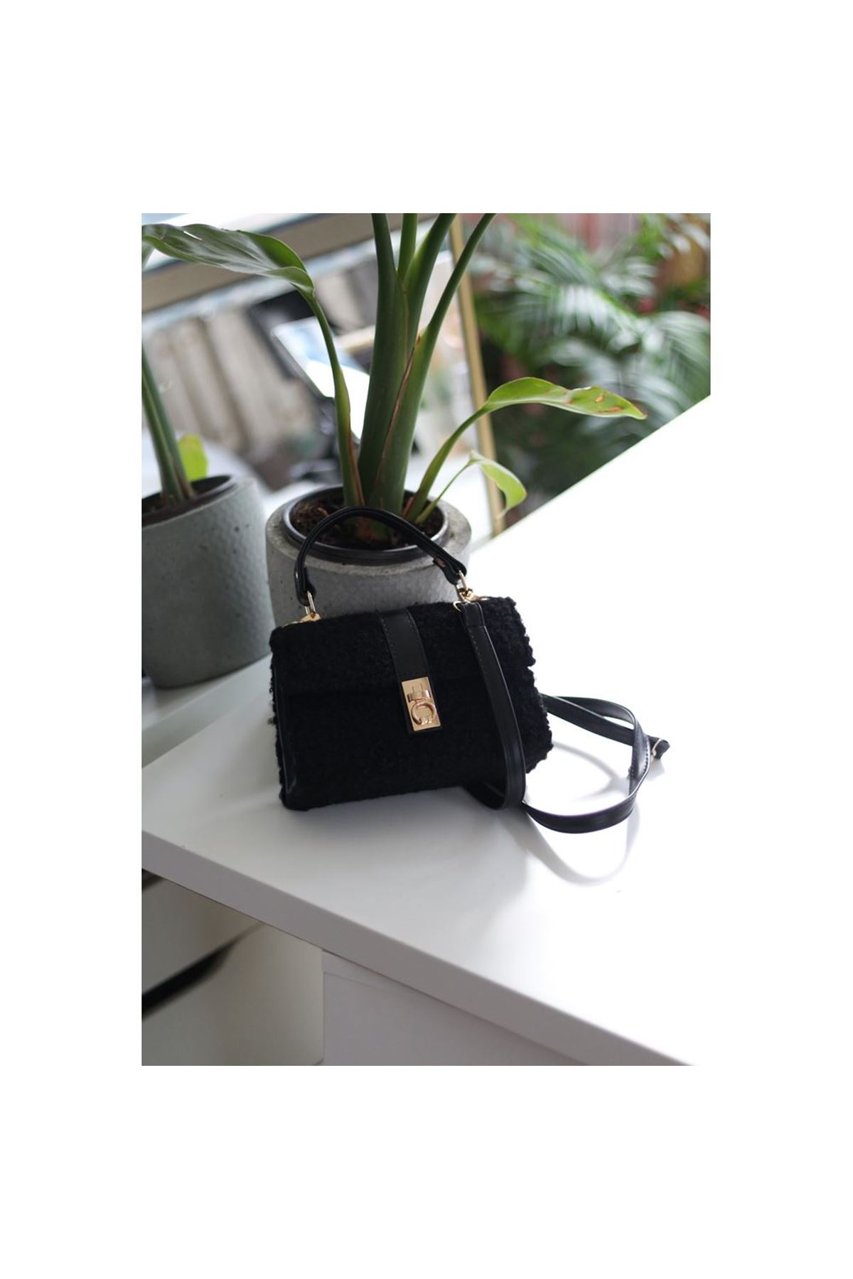 Kadın Siyah Peluş Toka Detaylı Zincirli El Omuz Çantası