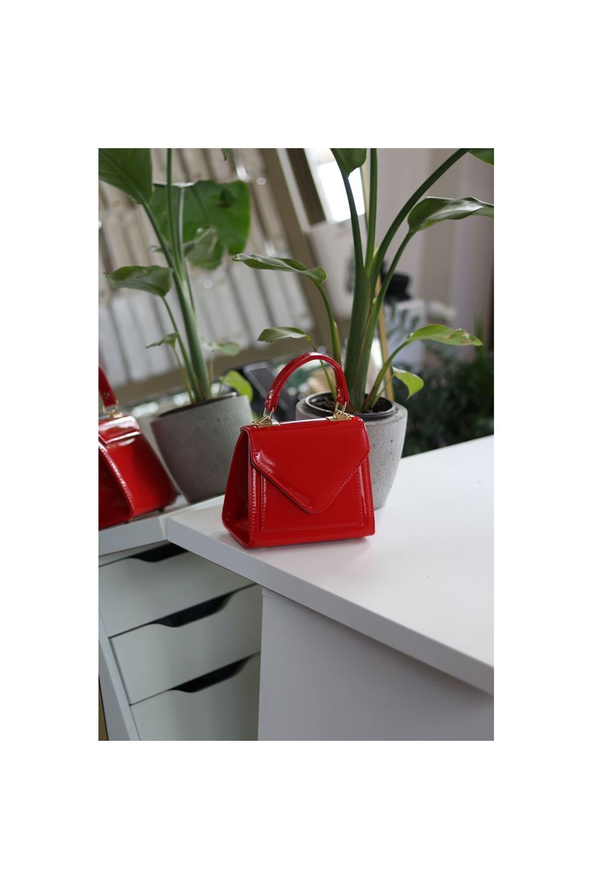 Kadın Kırmızı Rugan Kapak Detaylı Askılı Omuz Çantası