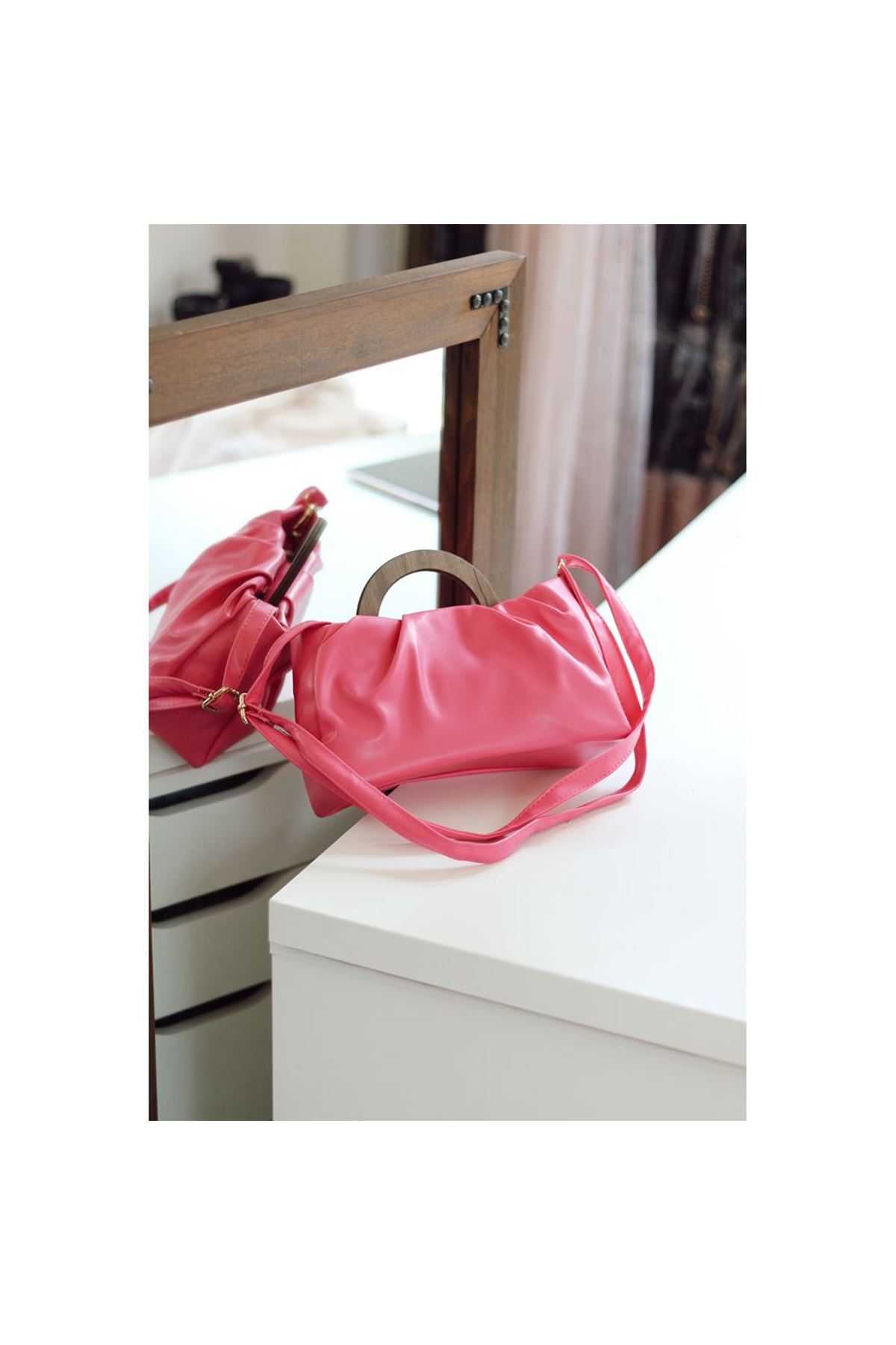 Kadın Fuşya Tahta Saplı Yumuşak Askılı Omuz Çantası