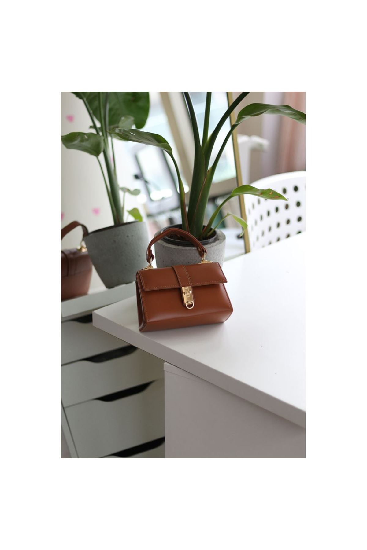 Kadın Taba Toka Detaylı Zincirli El Omuz Çantası