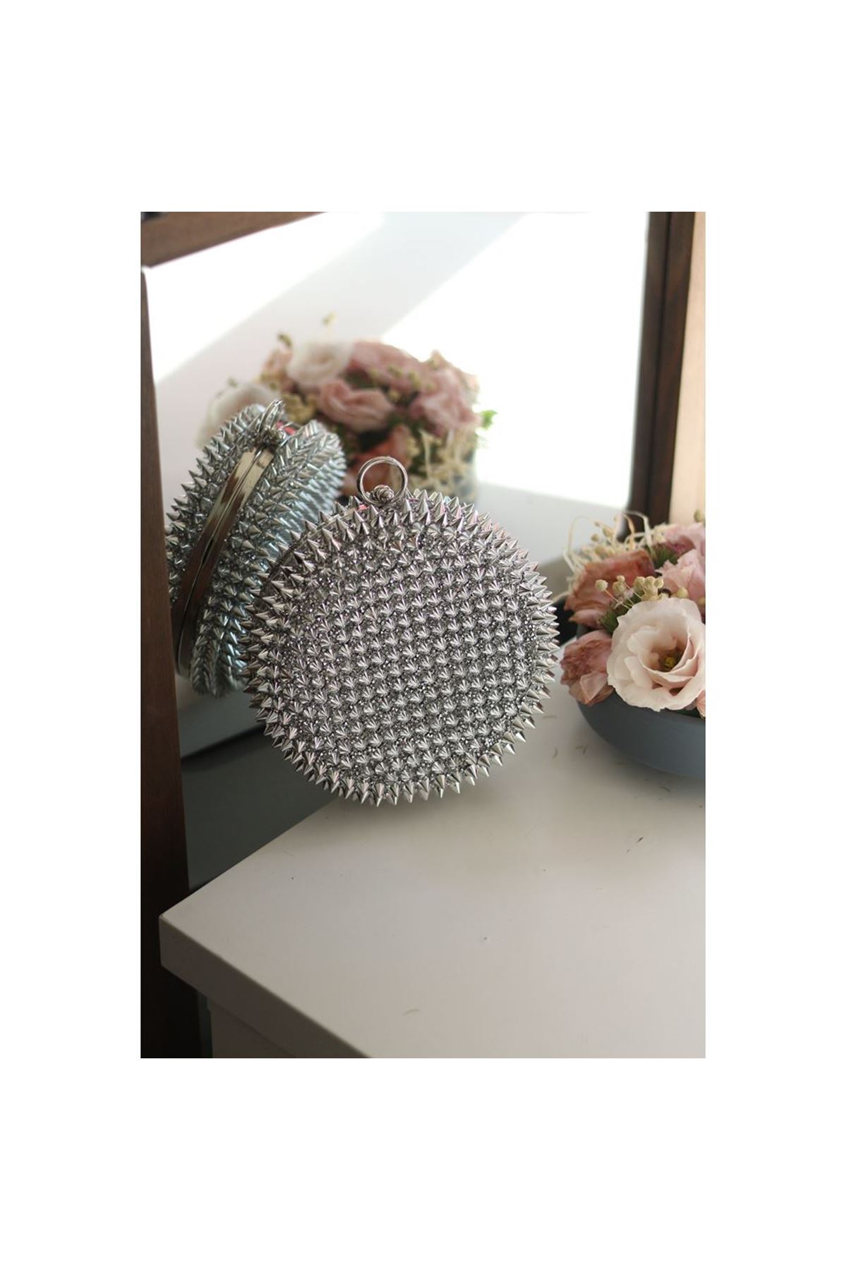 Kadın Gümüş Yuvarlak Sivri Uçlu Metal Abiye Çanta