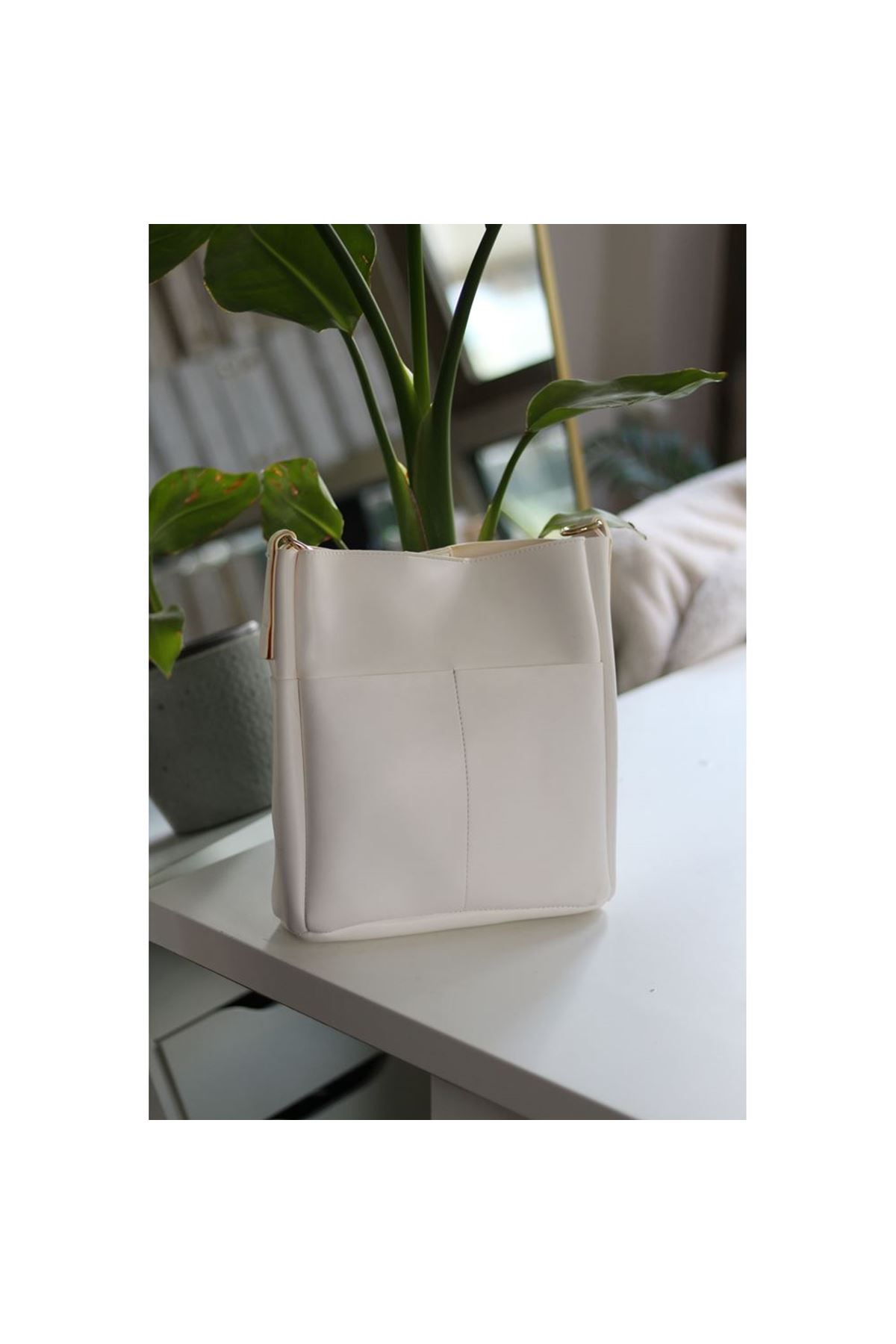 Kadın Beyaz Çift Cep Detaylı Büyük Boy Askılı Omuz Çantası