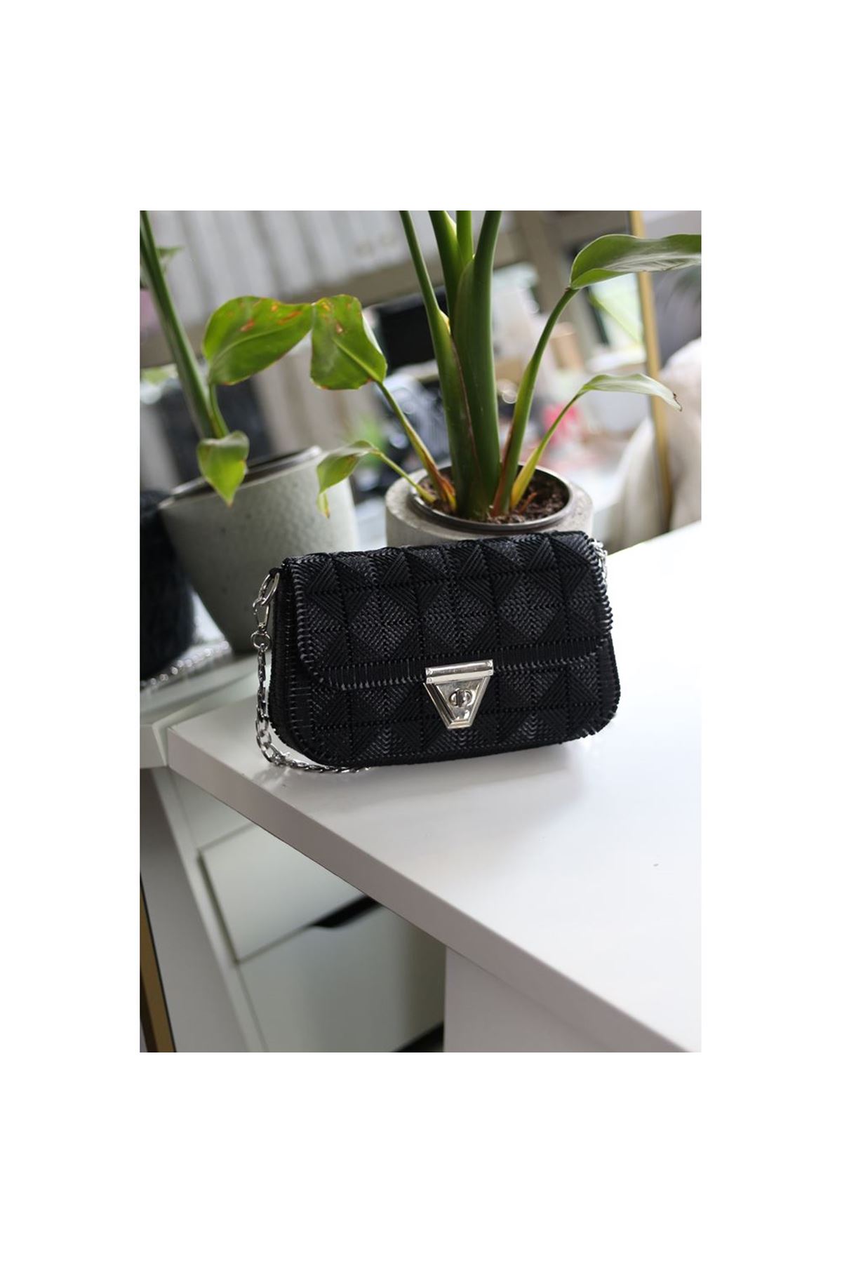 Kadın Siyah El Yapımı Üçgen Klipsli Omuz Çantası