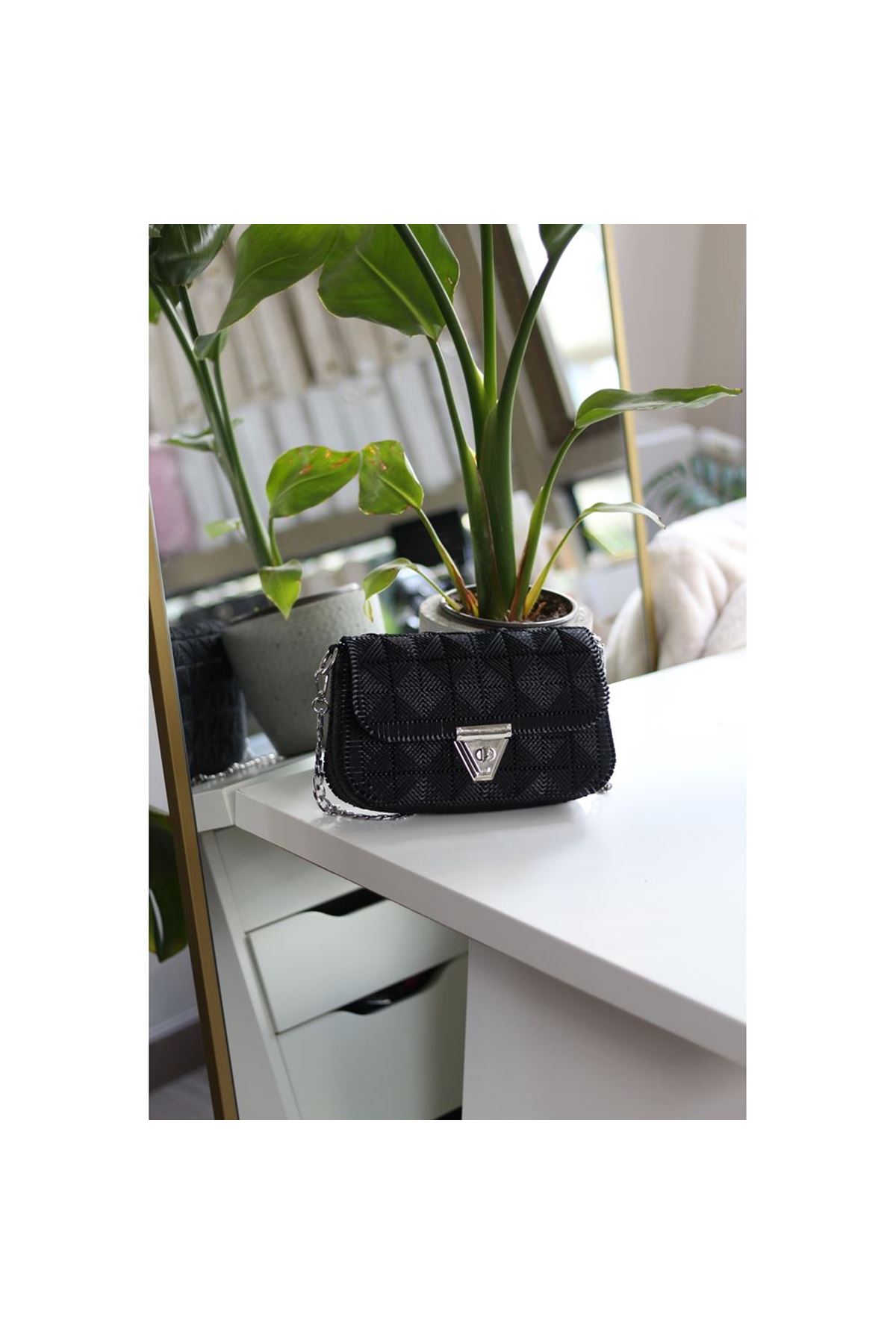 Kadın Siyah El Yapımı Üçgen Klipsli Omuz Çantası