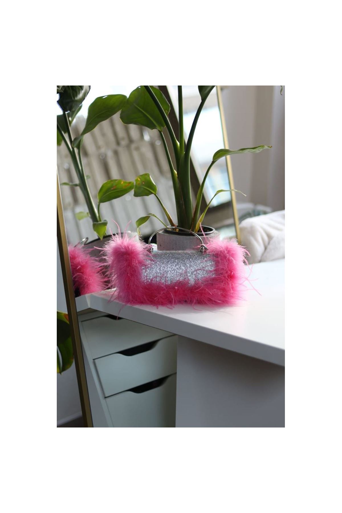 Kadın Pembe Tüylü Özel Tasarım Metal Tutma Saplı Gece Çantası