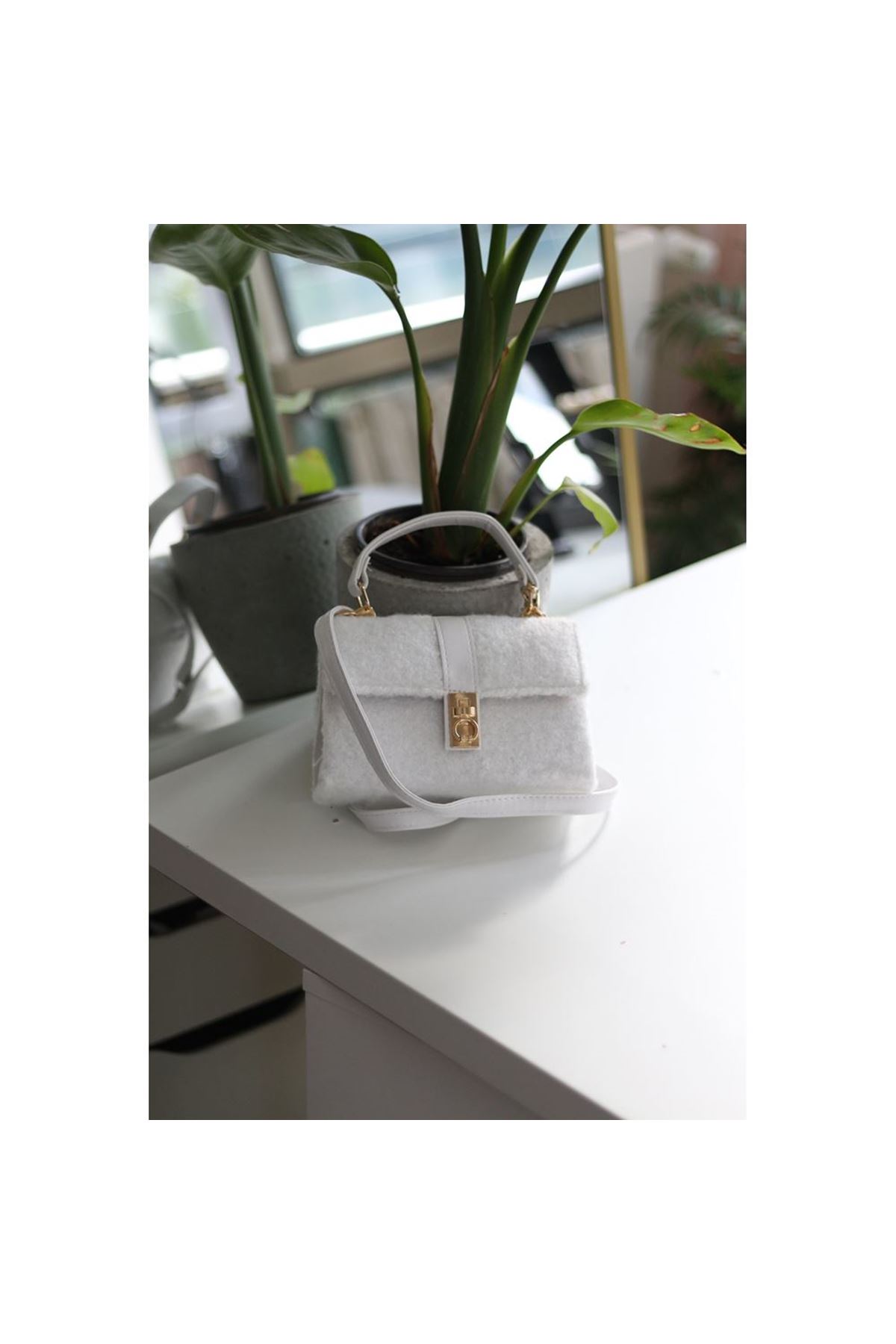 Kadın Beyaz Peluş Toka Detaylı Zincirli El Omuz Çantası