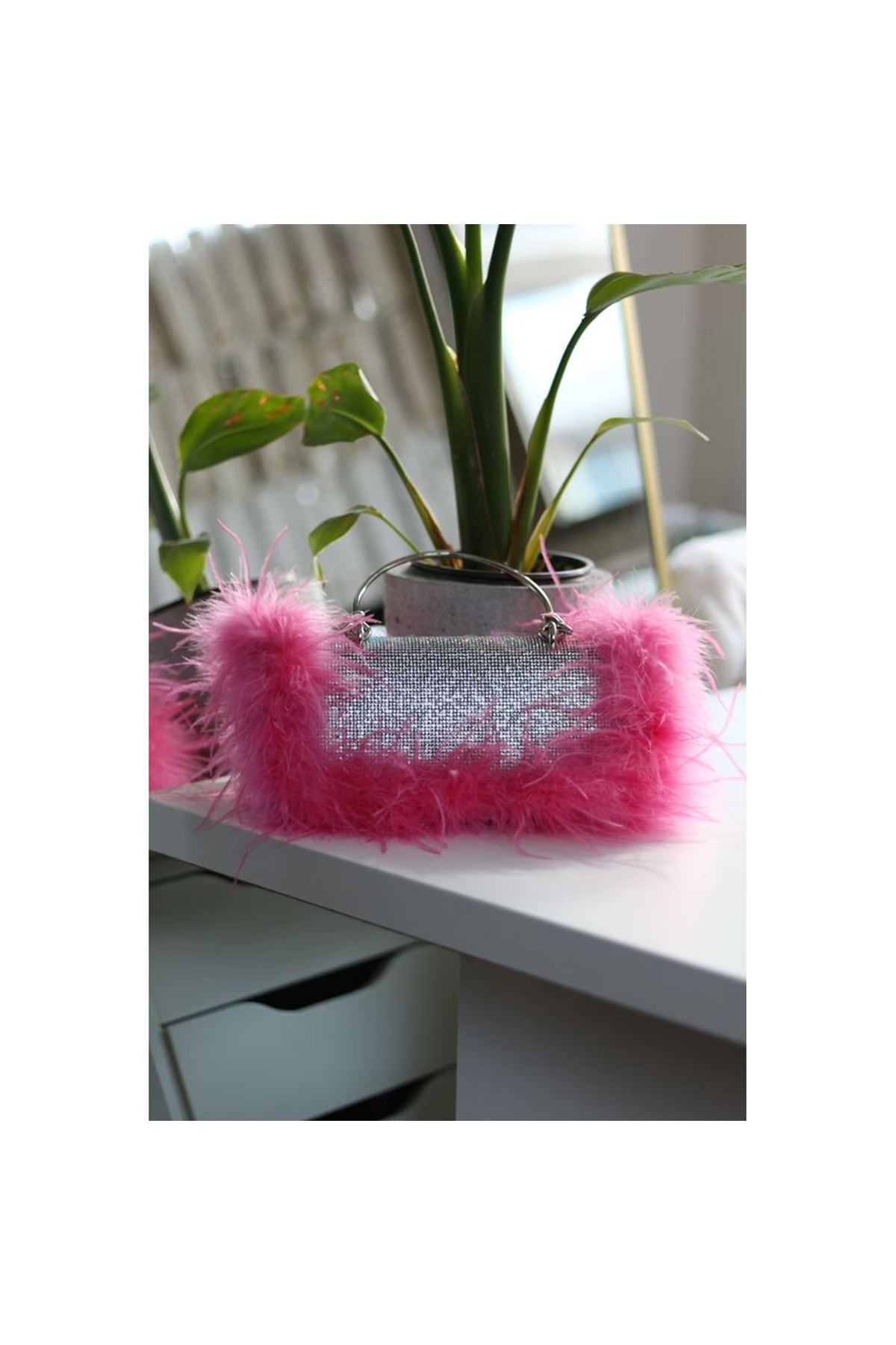 Kadın Pembe Tüylü Özel Tasarım Metal Tutma Saplı Gece Çantası