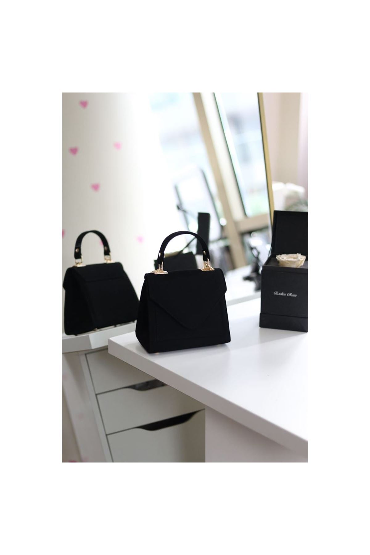 Kadın Süet Siyah Kapak Detaylı Askılı Omuz Çantası