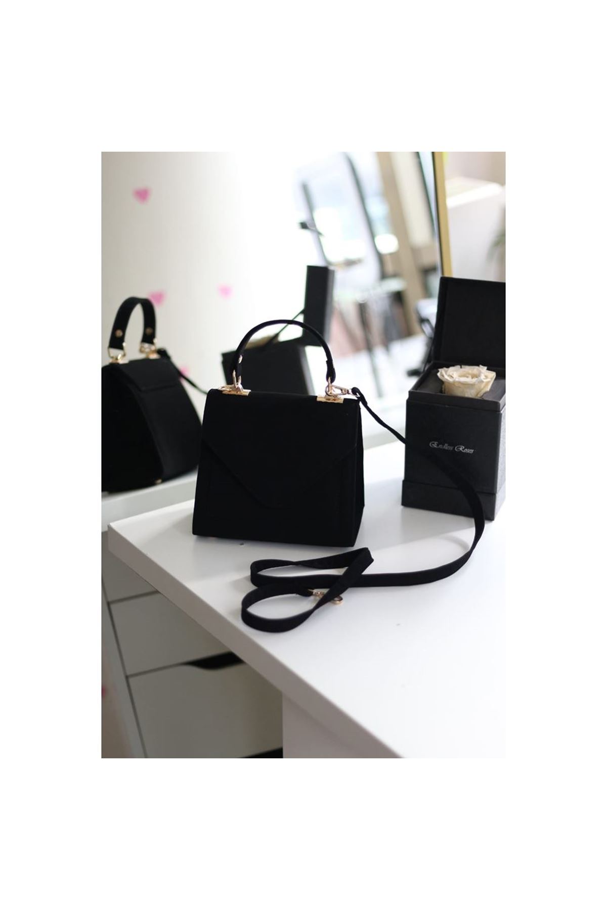 Kadın Süet Siyah Kapak Detaylı Askılı Omuz Çantası