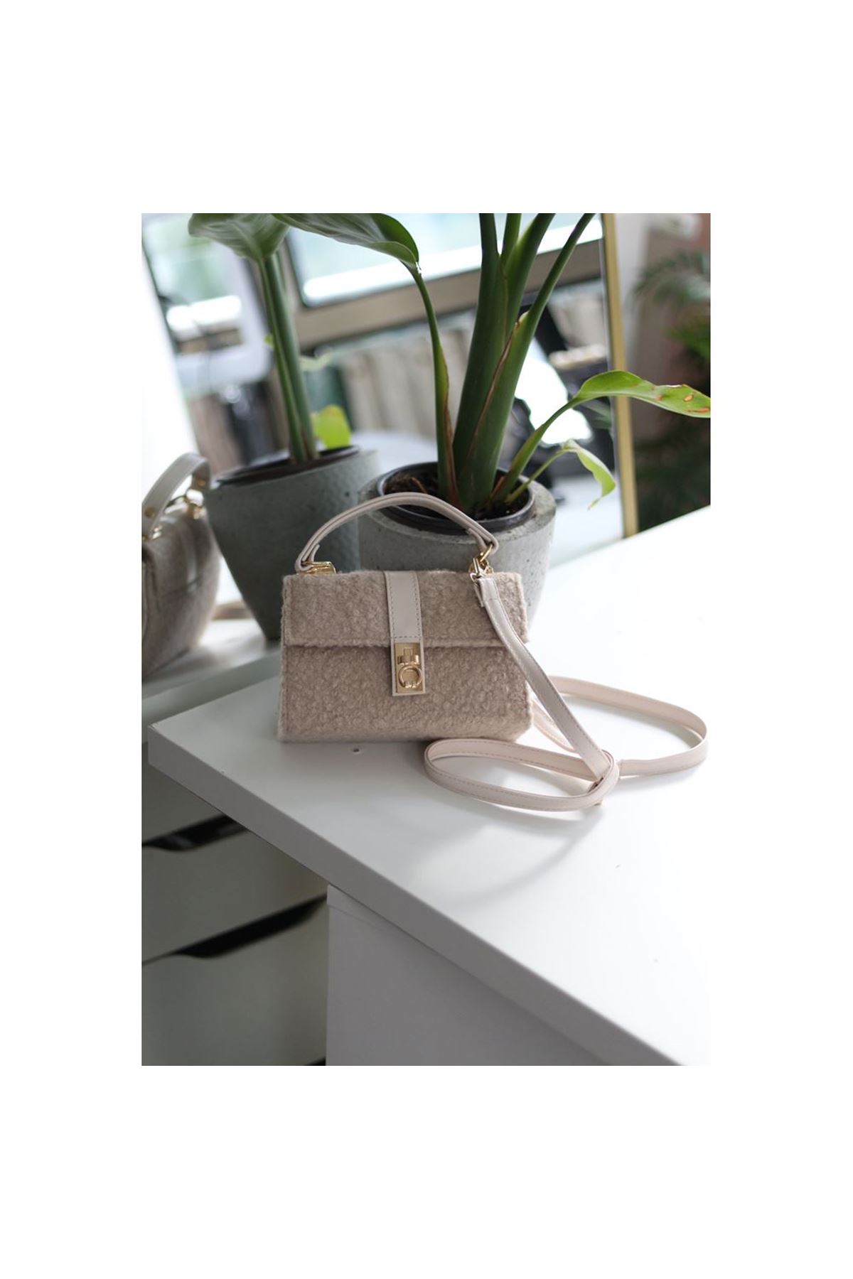 Kadın Krem Peluş Toka Detaylı Zincirli El Omuz Çantası