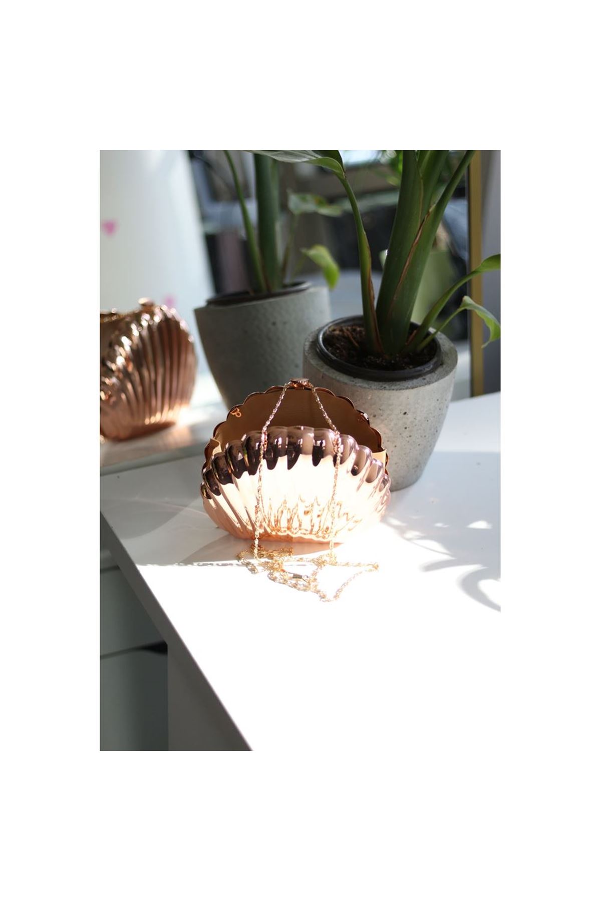 Kadın Bakır Metal Istiridye Formlu Zincir Detaylı Abiye Çanta