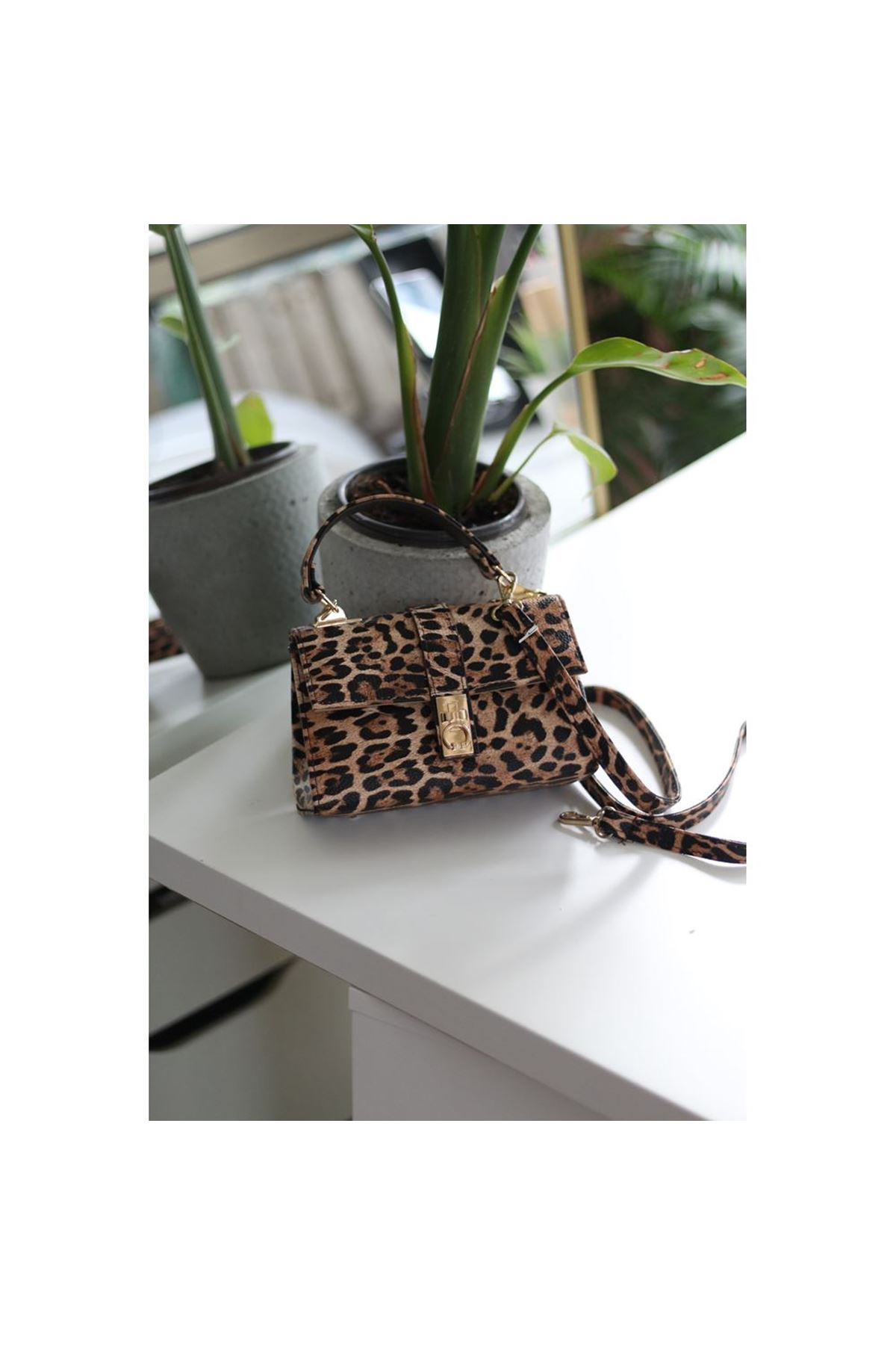 Kadın Leopar Desenli Toka Detaylı Zincirli El Omuz Çantası