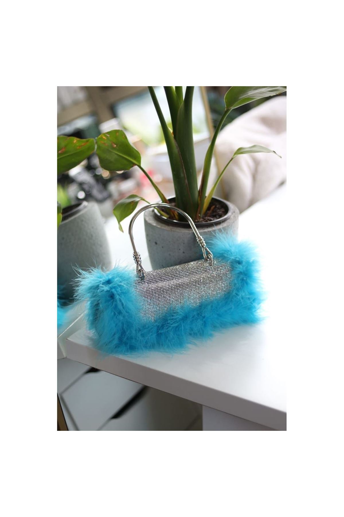 Kadın Mavi Tüylü Özel Tasarım Metal Tutma Saplı Gece Çantası