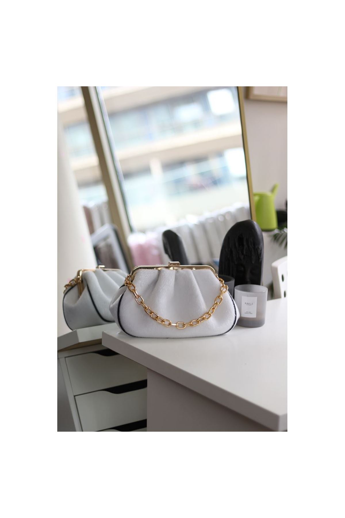 Kadın Beyaz Kırçıllı Peluş Bohça Formlu Zincir Detaylı Çanta
