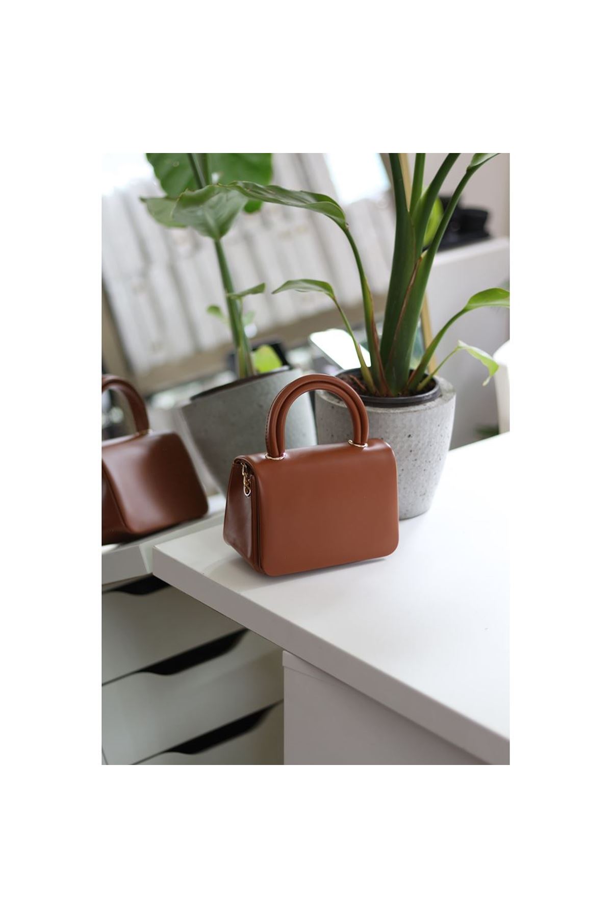 Taba Tutma Saplı Zincir Detaylı El Omuz Çantası