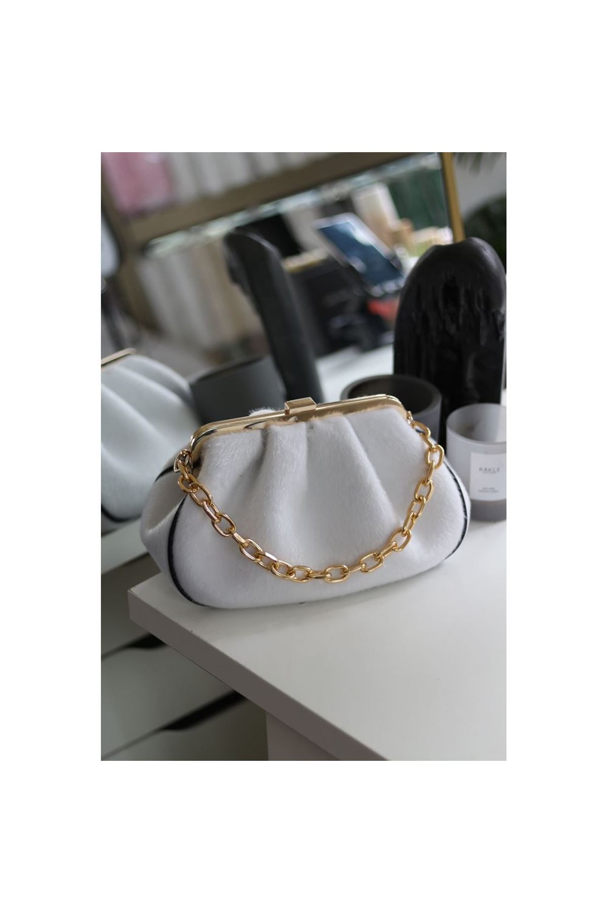 Kadın Beyaz Kırçıllı Peluş Bohça Formlu Zincir Detaylı Çanta