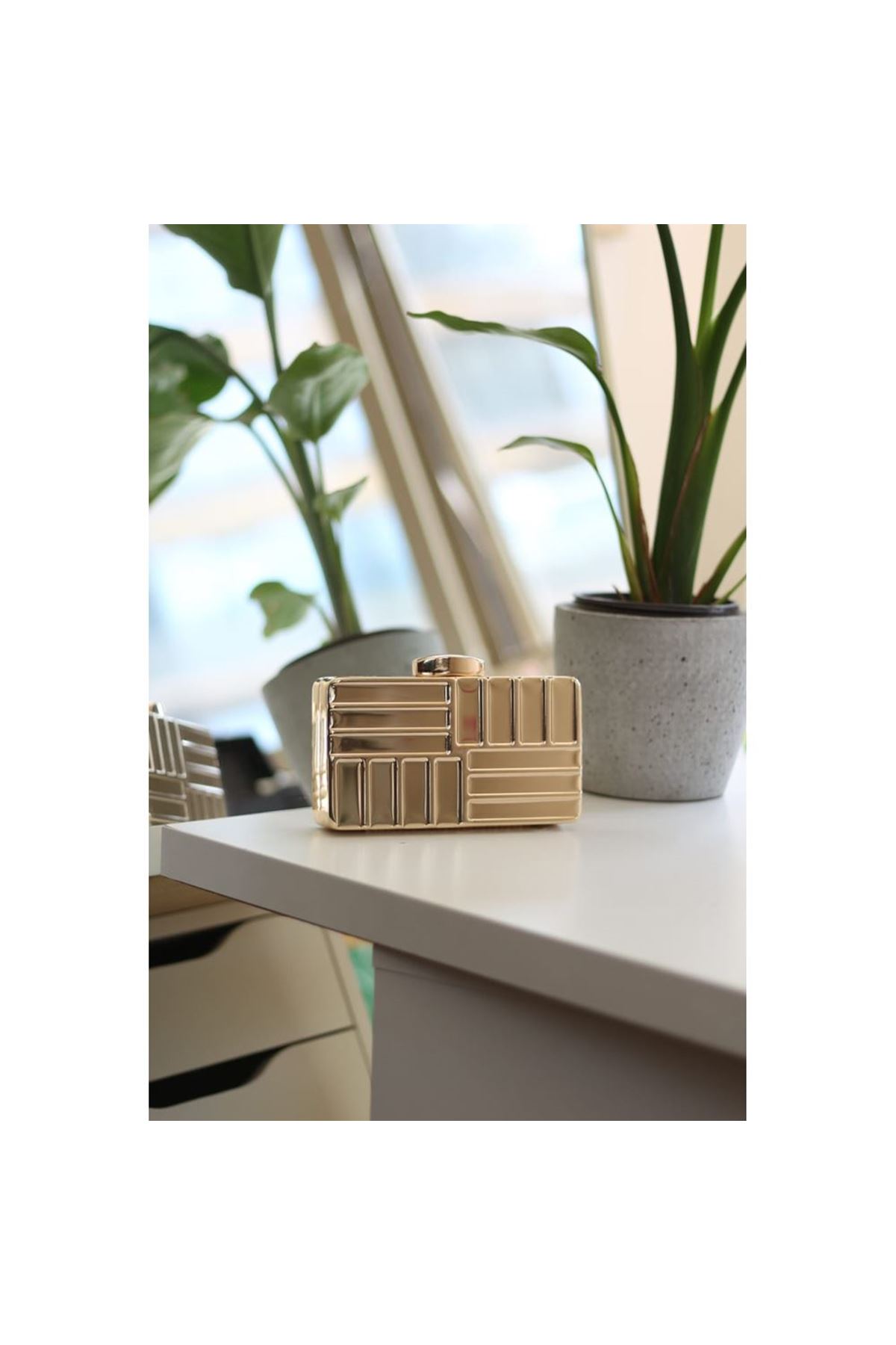 Kadın Gold Metal Asimetrik Çizgi Detaylı Abiye Çanta