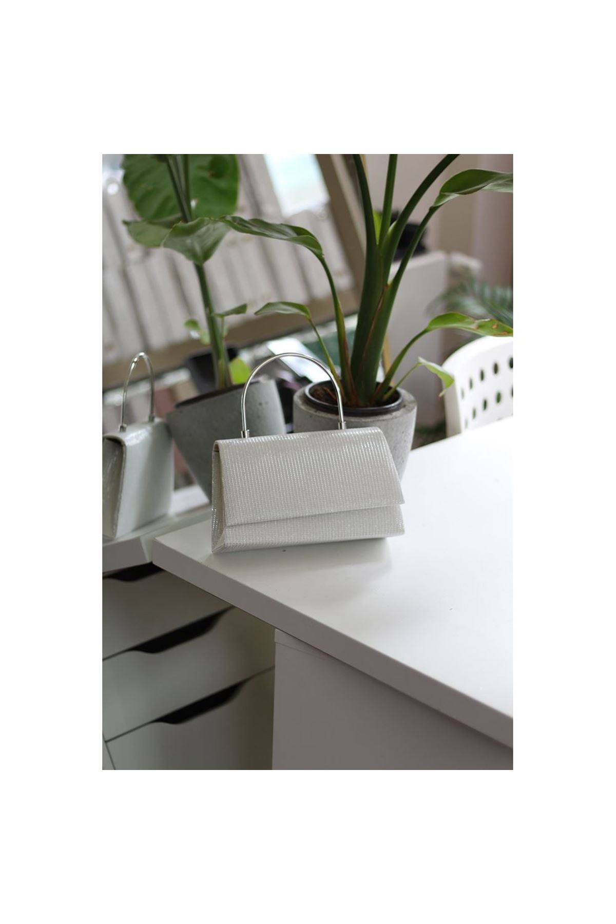 Kadın Beyaz Metal Tutma Saplı Kapaklı Abiye Çanta