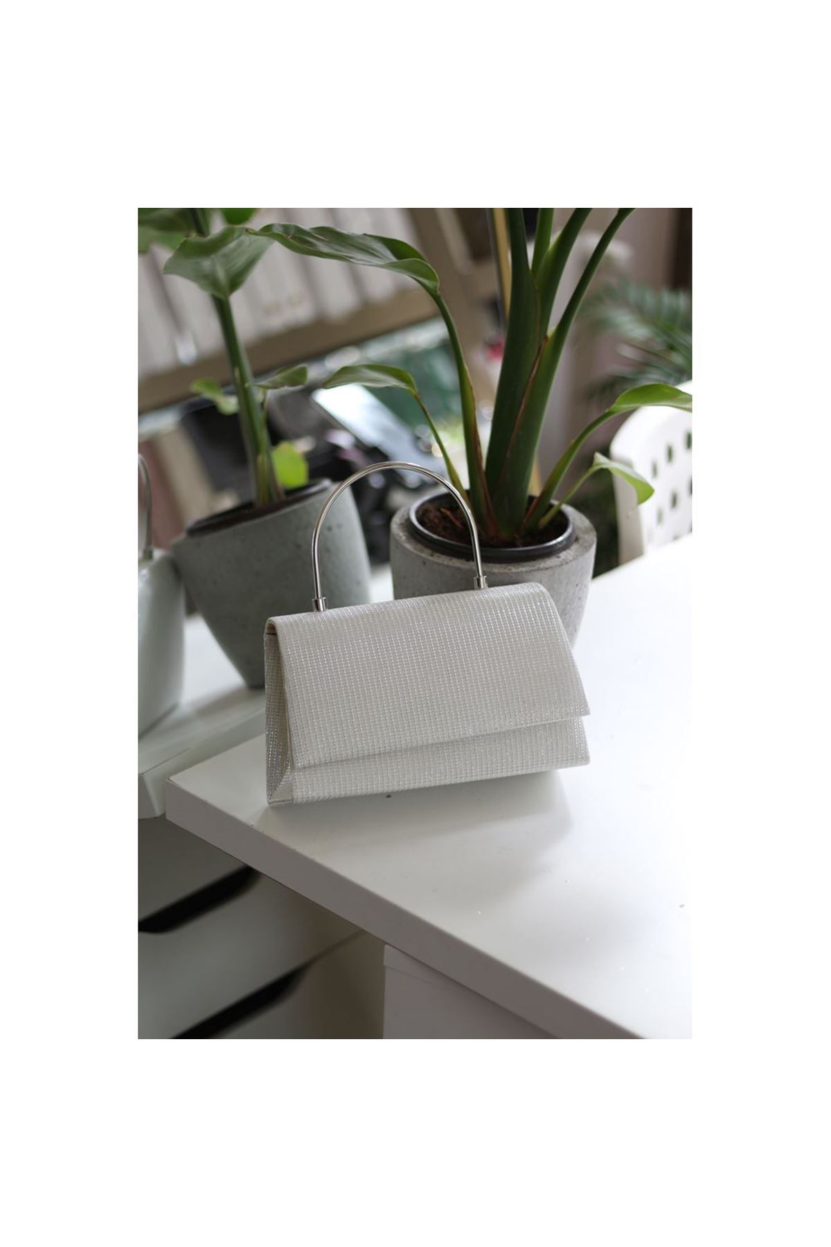 Kadın Beyaz Metal Tutma Saplı Kapaklı Abiye Çanta