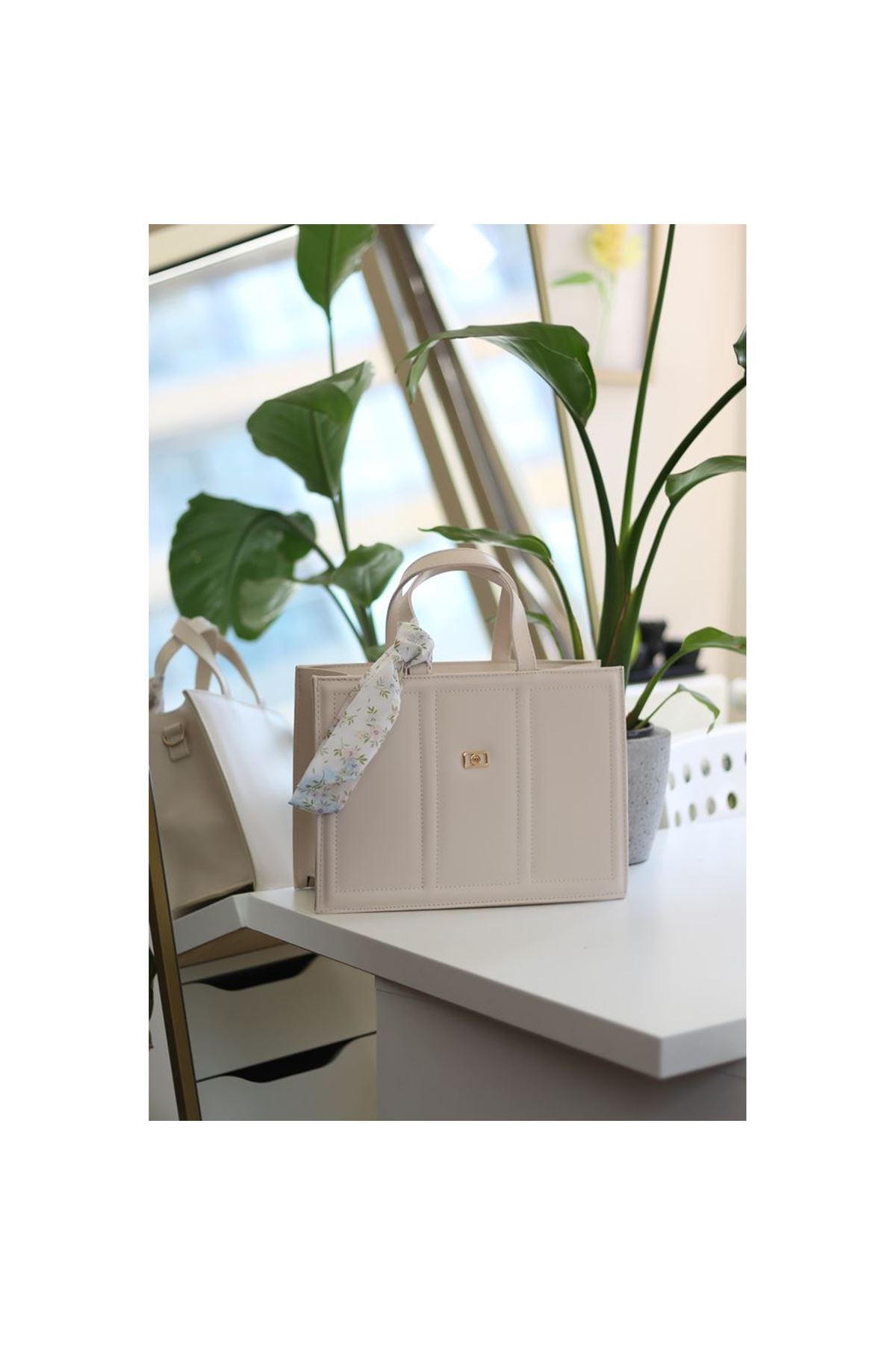 Kadın Krem Yumuşak Deri Büyük Boy Fular Detaylı Omuz Çantası