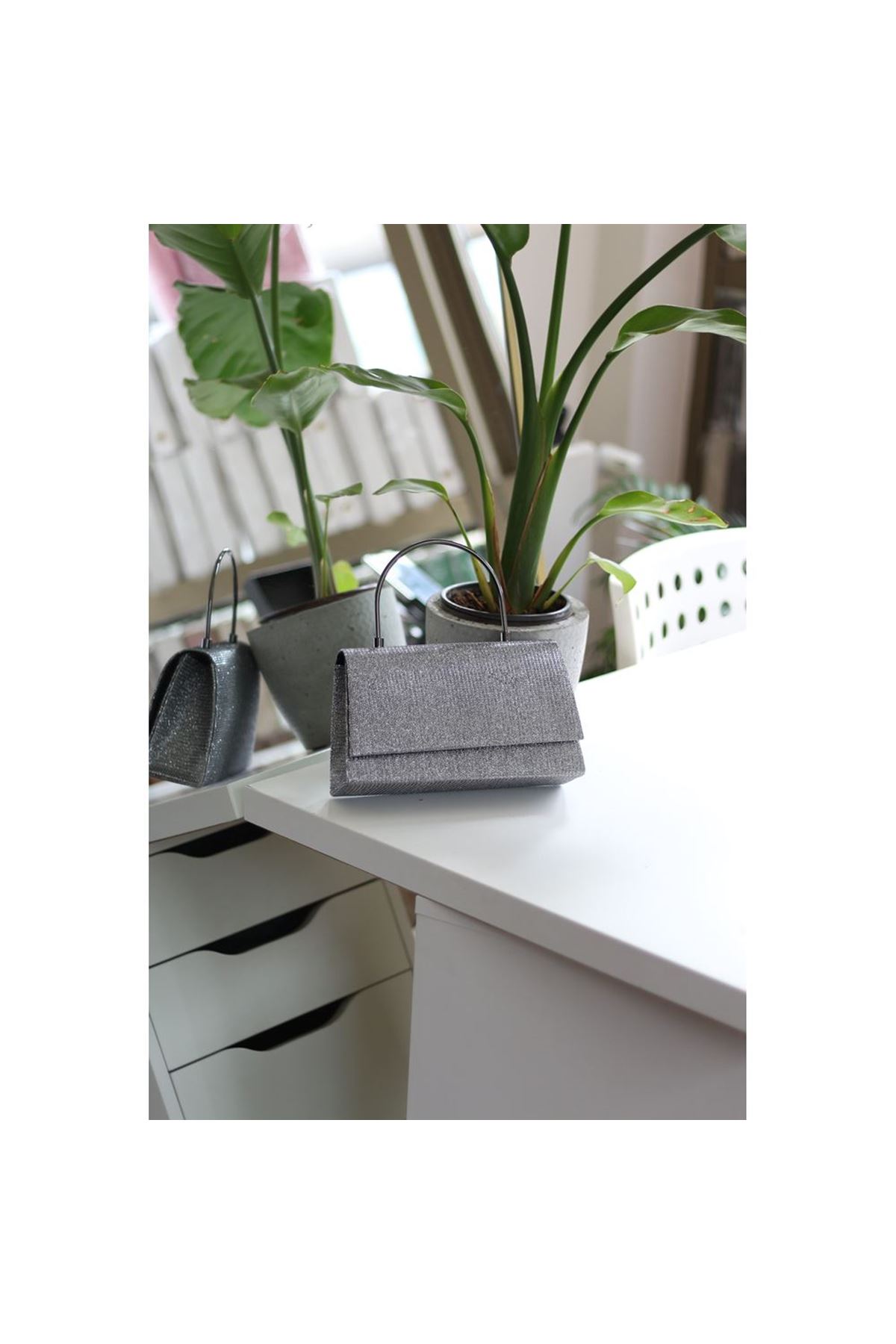 Kadın Platin Metal Tutma Saplı Kapaklı Abiye Çanta