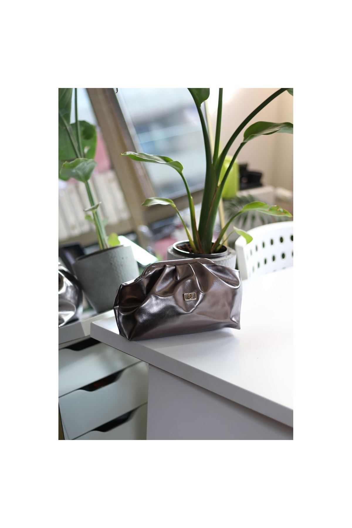 Kadın Platin Aksesuarlı Bohça Form Omuz Çantası