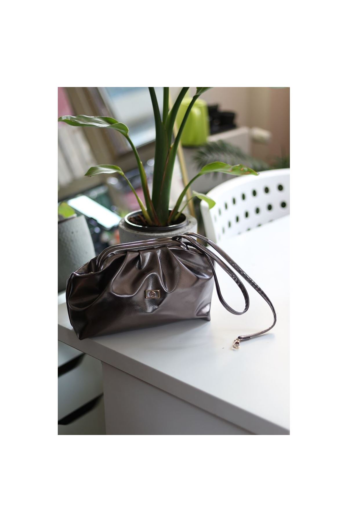 Kadın Platin Aksesuarlı Bohça Form Omuz Çantası