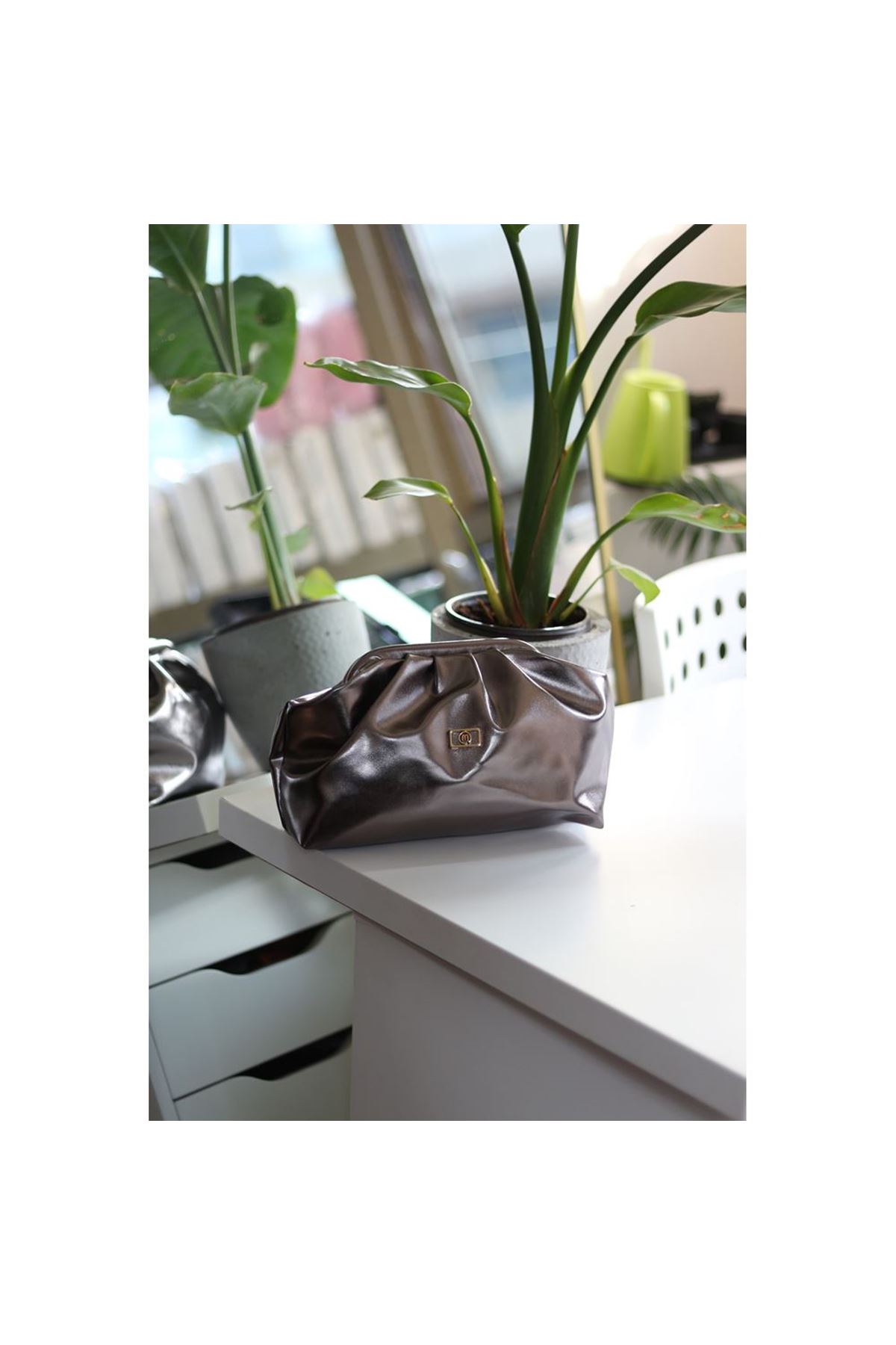 Kadın Platin Aksesuarlı Bohça Form Omuz Çantası