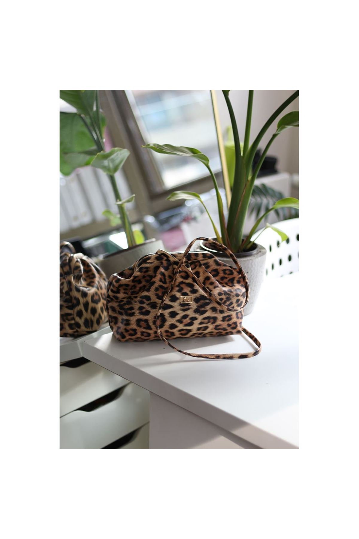 Kadın Leopar Aksesuarlı Bohça Form Omuz Çantası