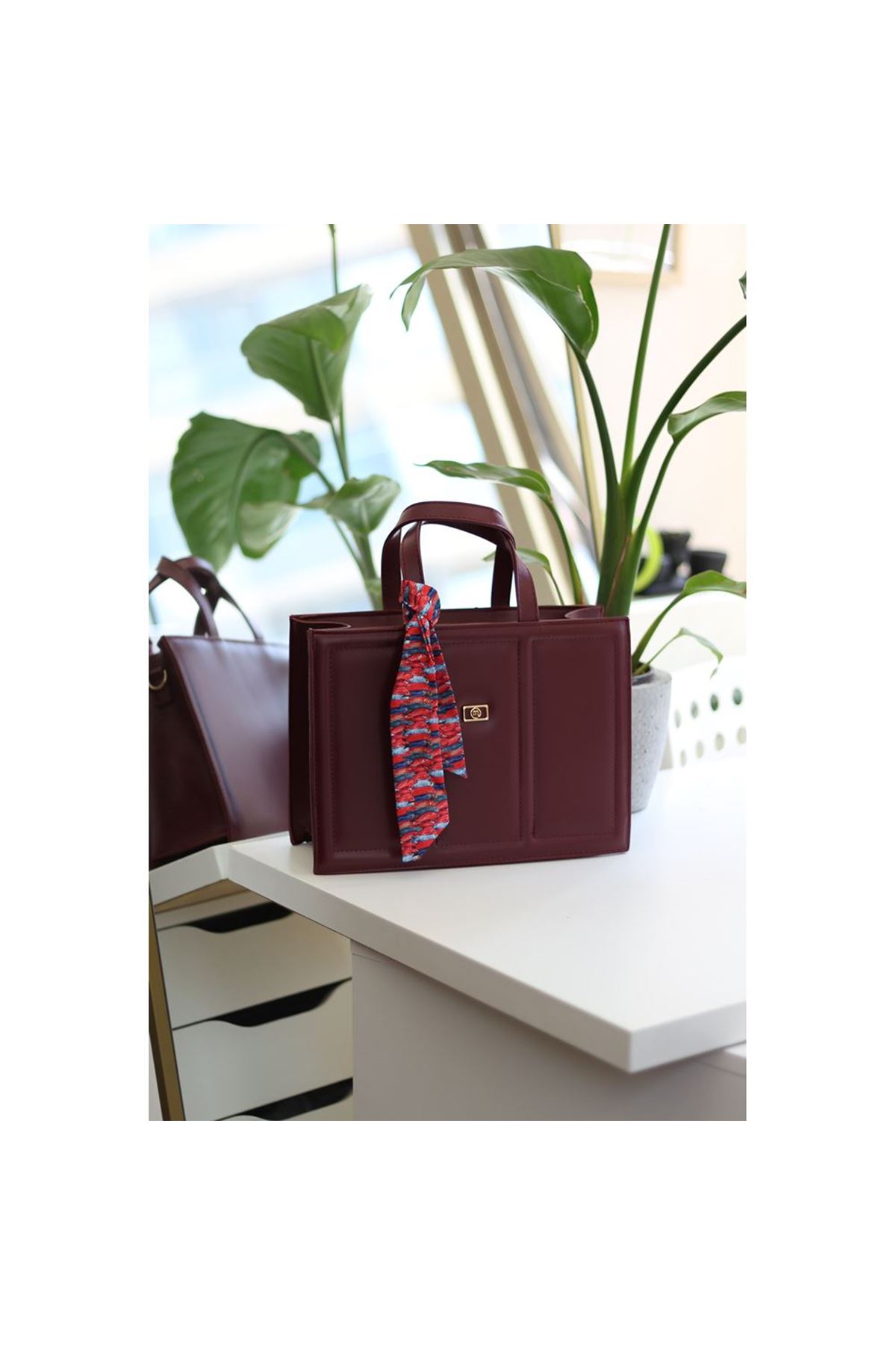 Kadın Bordo Yumuşak Deri Büyük Boy Fular Detaylı Omuz Çantası