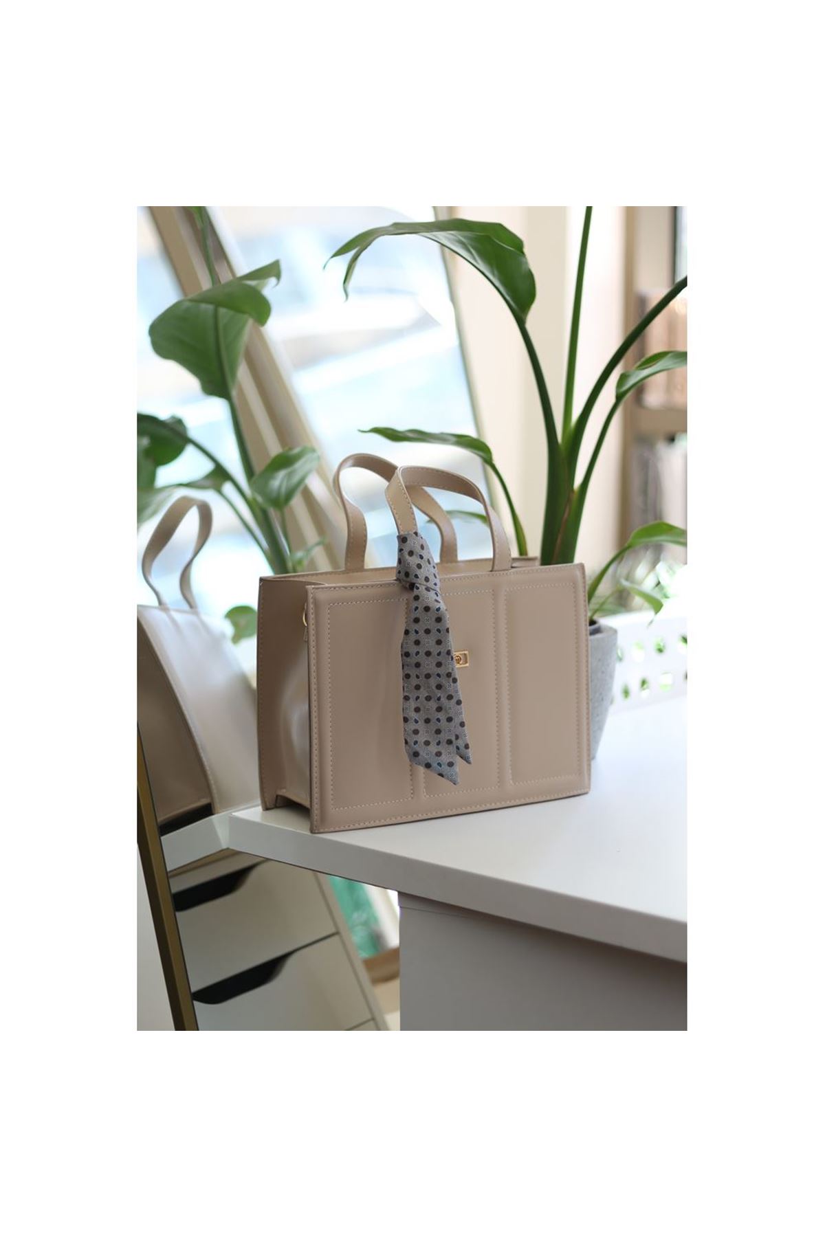 Kadın Vizon Yumuşak Deri Büyük Boy Fular Detaylı Omuz Çantası