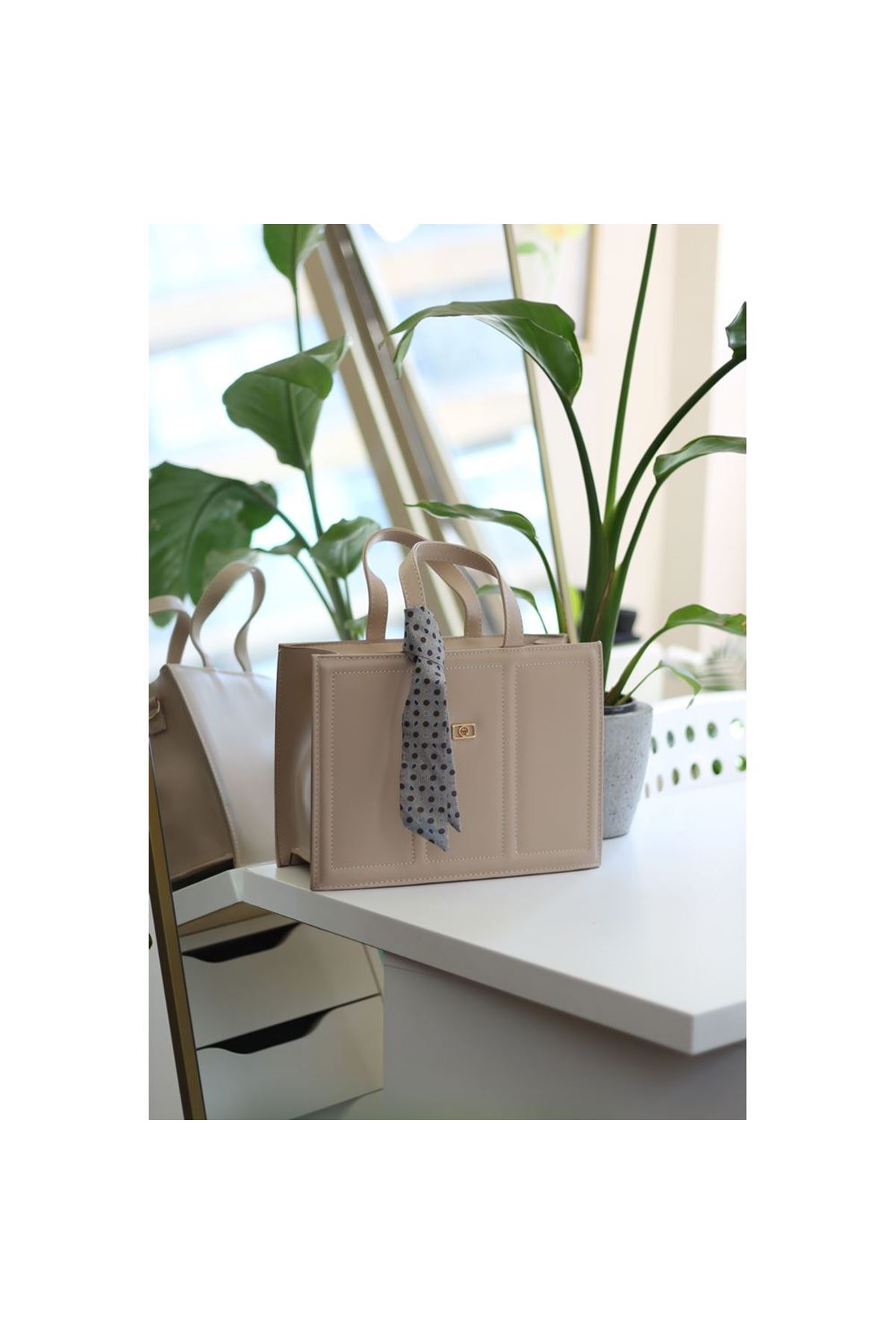 Kadın Vizon Yumuşak Deri Büyük Boy Fular Detaylı Omuz Çantası