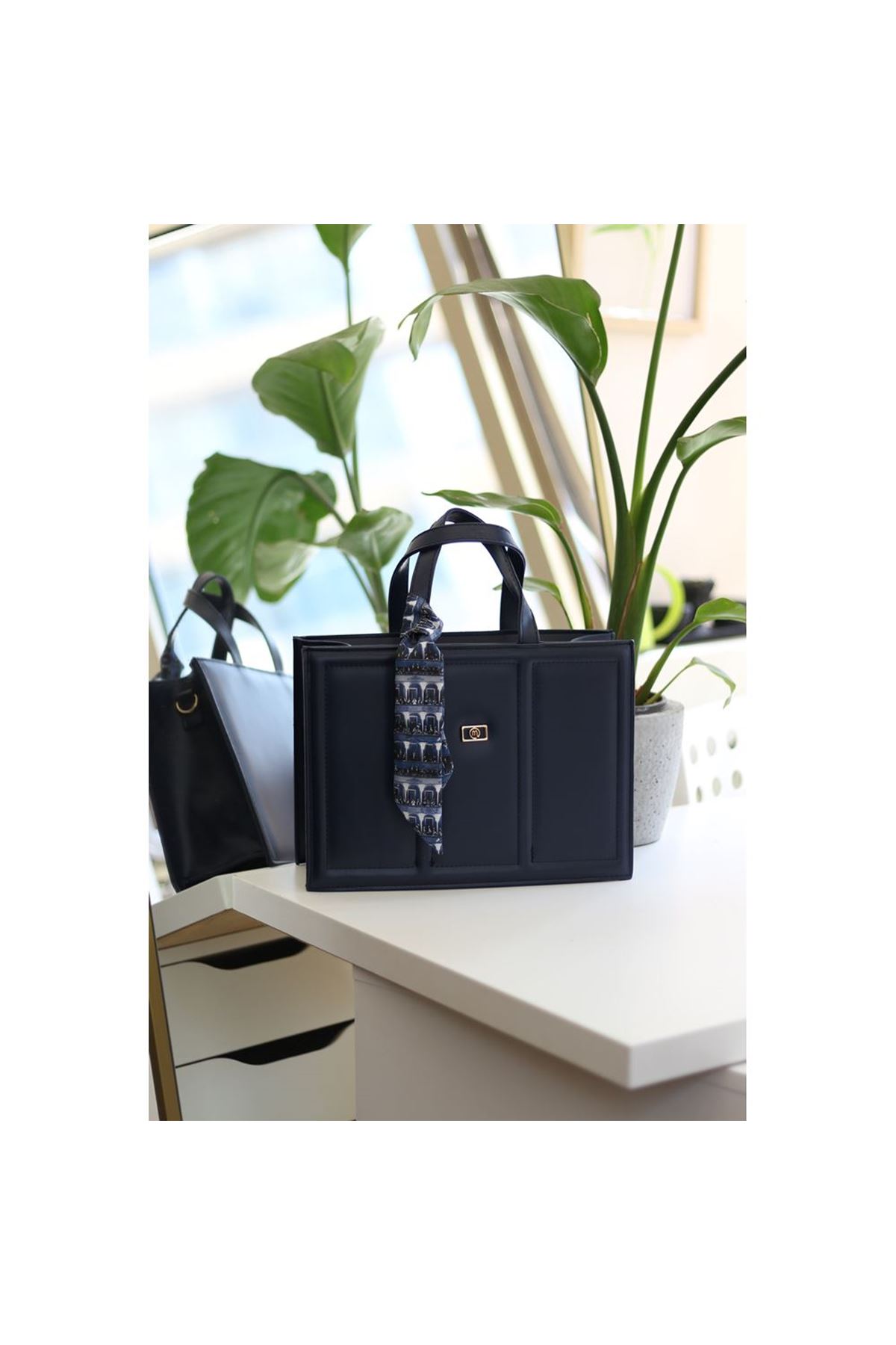 Kadın Lacivert Yumuşak Deri Büyük Boy Fular Detaylı Omuz Çantası