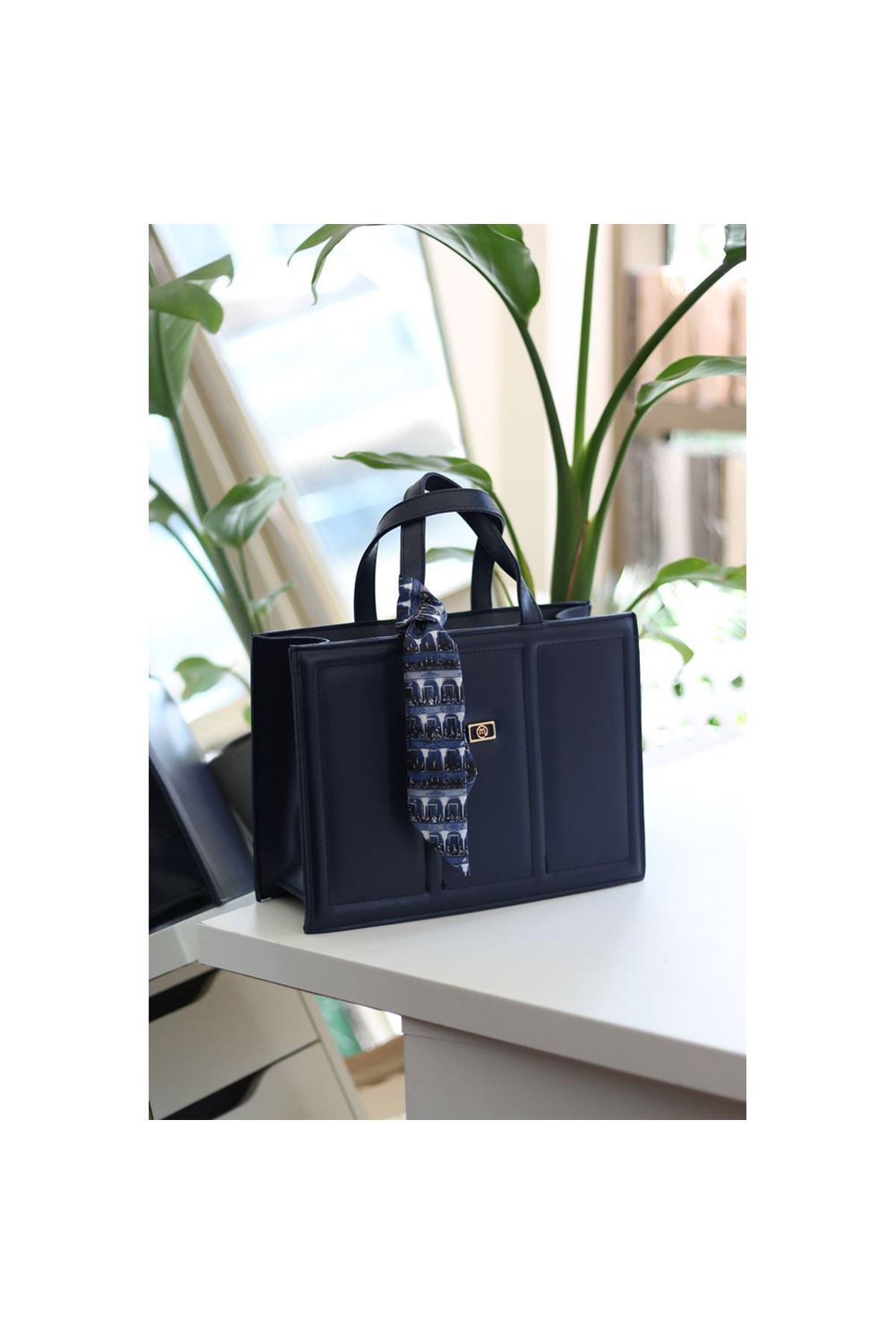 Kadın Lacivert Yumuşak Deri Büyük Boy Fular Detaylı Omuz Çantası