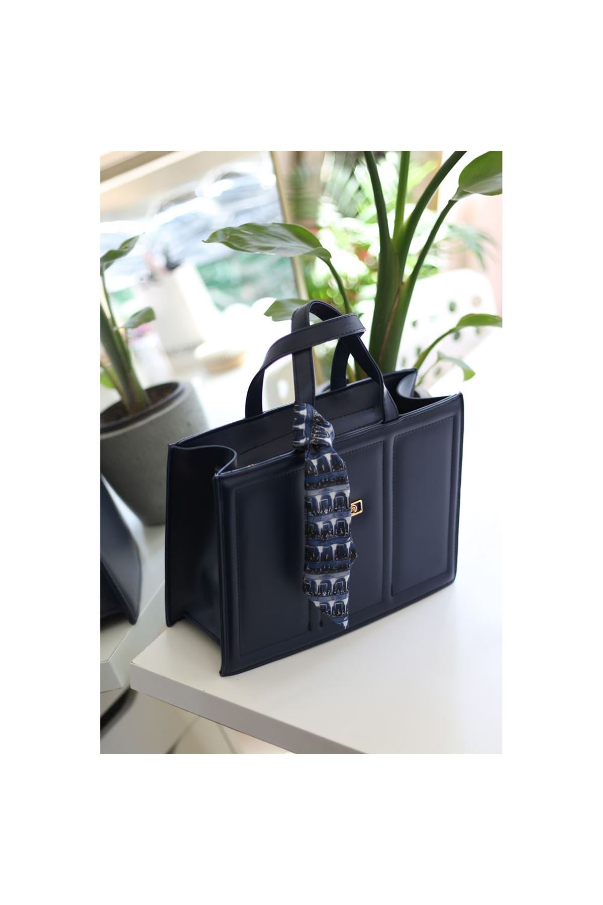 Kadın Lacivert Yumuşak Deri Büyük Boy Fular Detaylı Omuz Çantası