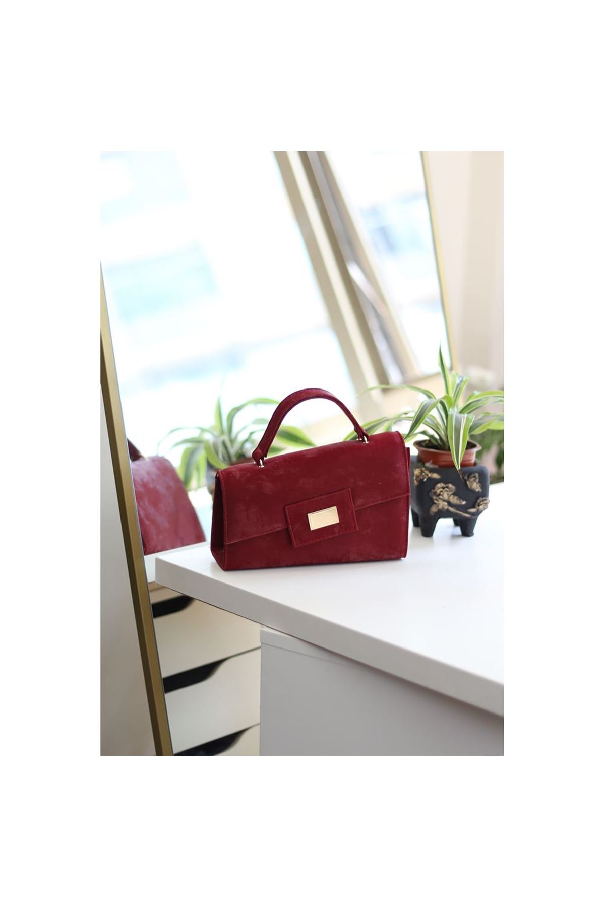 Kadın Bordo Yamuk Form Gold Toka Detaylı Omuz Çantası