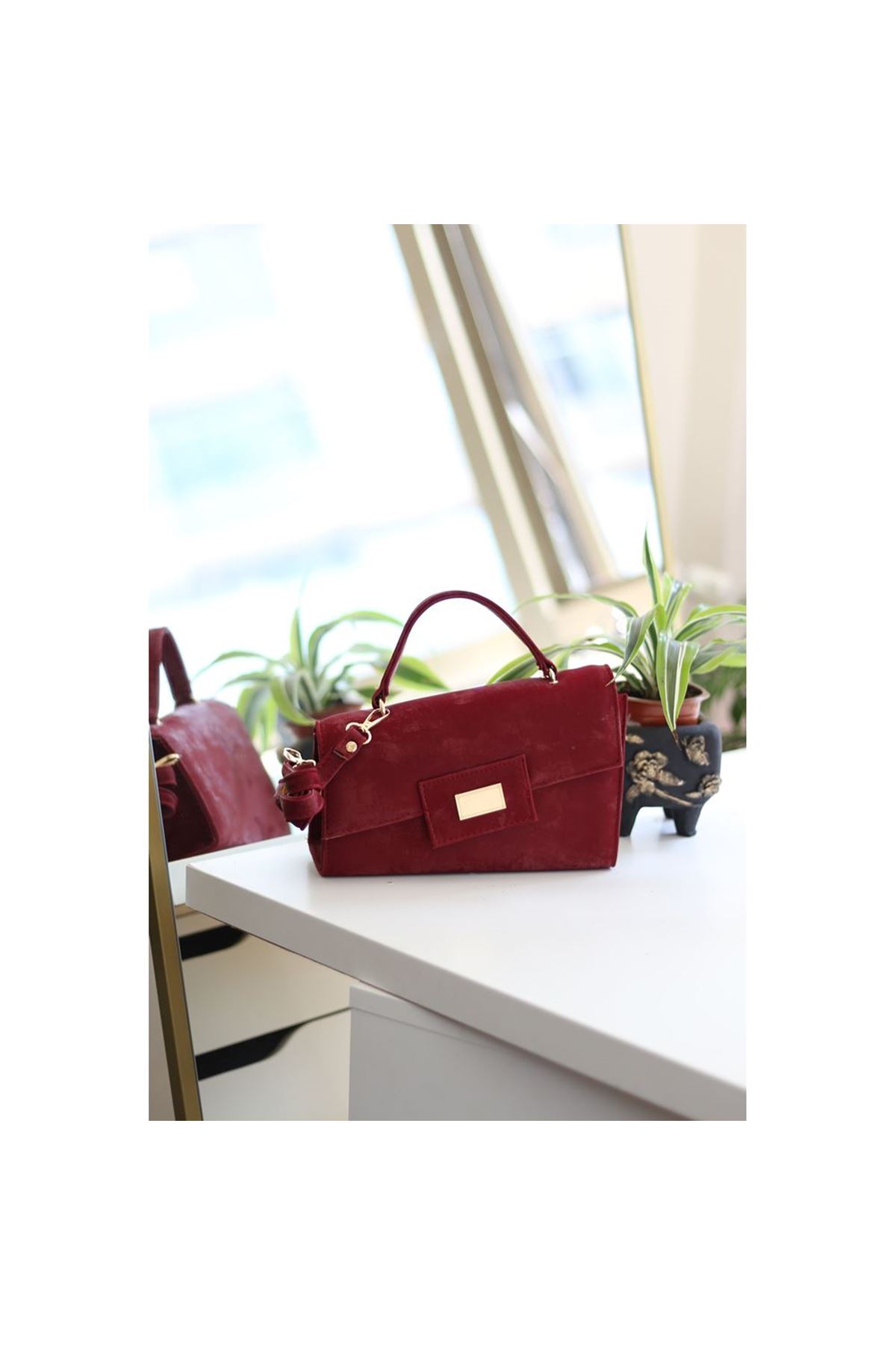 Kadın Bordo Yamuk Form Gold Toka Detaylı Omuz Çantası