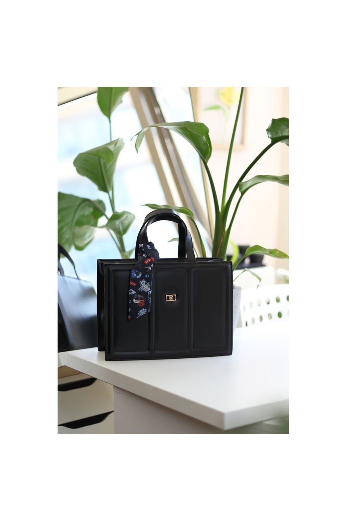 Kadın Siyah Yumuşak Deri Büyük Boy Fular Detaylı Omuz Çantası